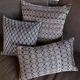Housse de coussin Kachin bleu marine et rose (RIDA)