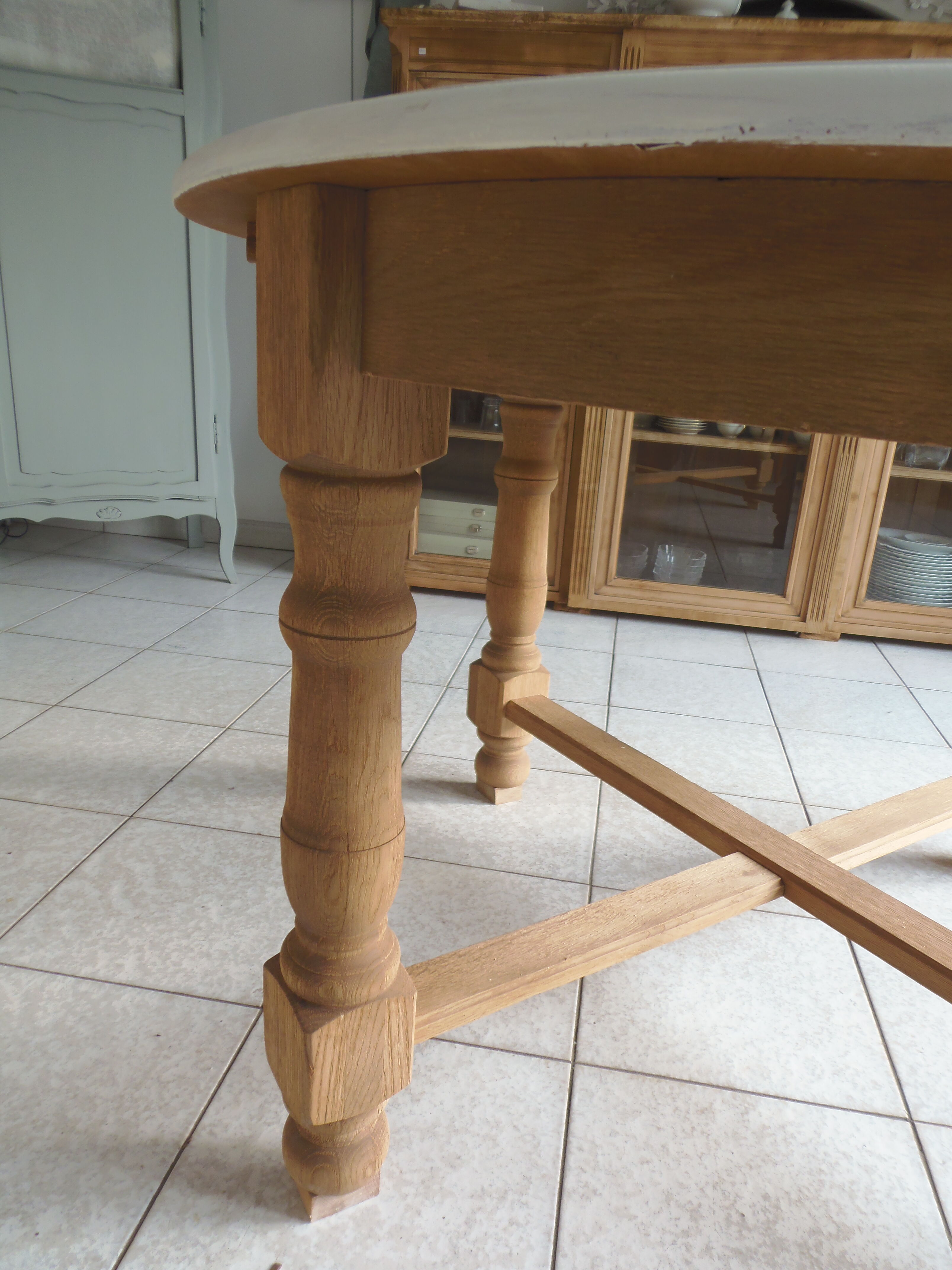 Round table with 1 extension oak base tray and patinated extension pearl gray.