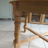 Round table with 1 extension oak base tray and patinated extension pearl gray.