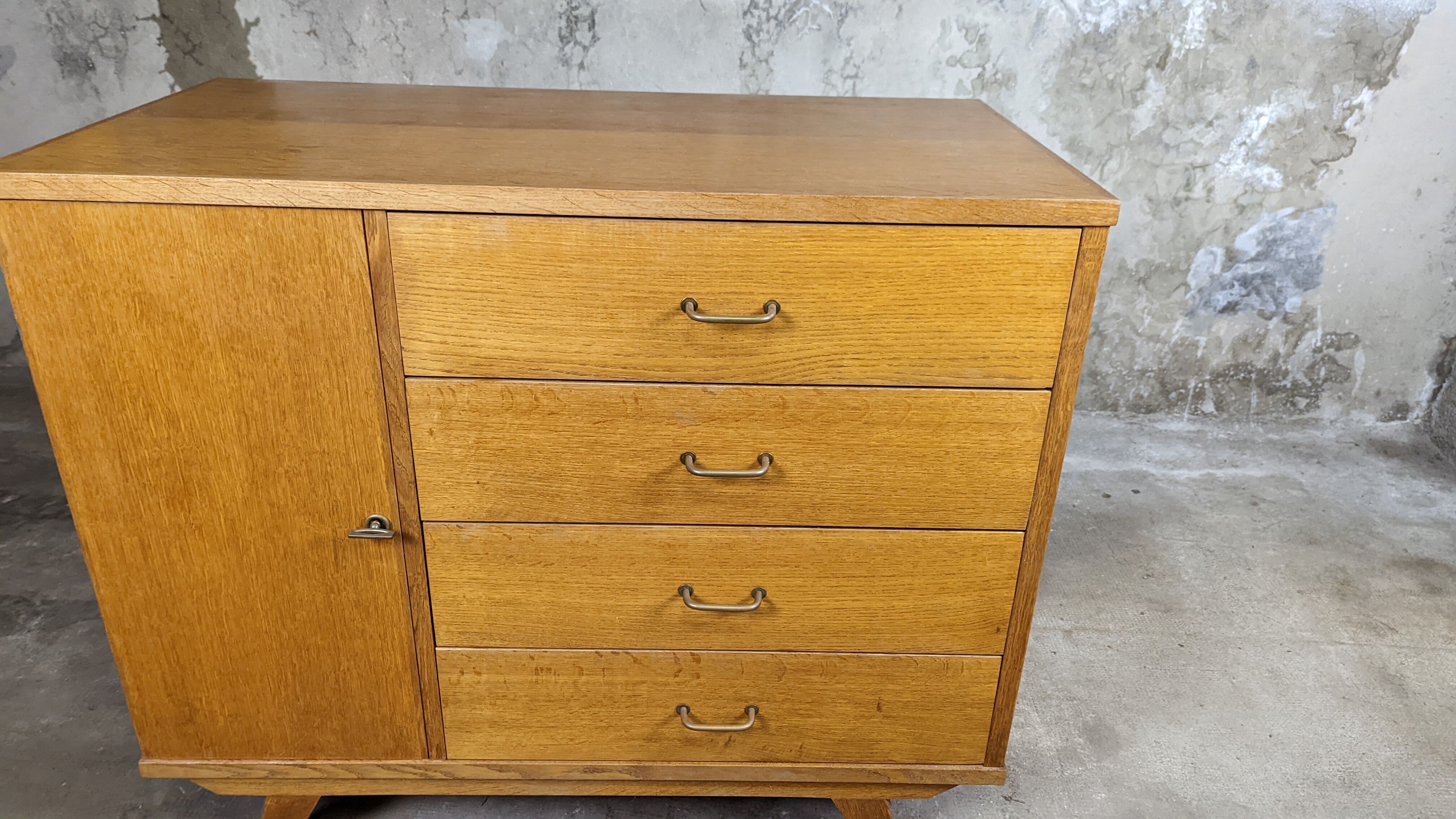 Scandinavian compass foot dresser