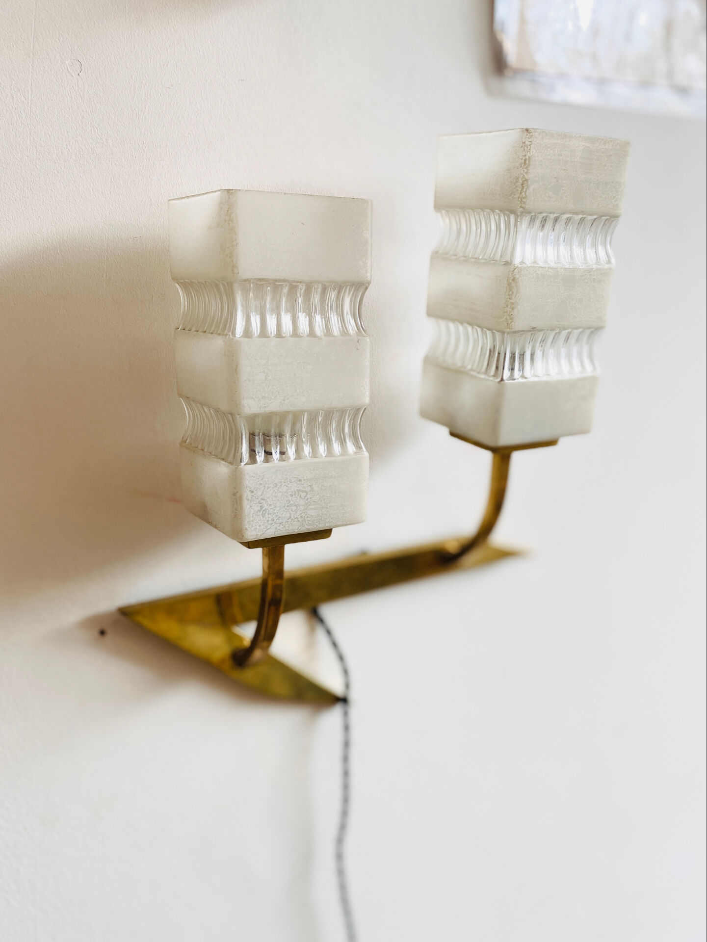 Vintage wall light in brass and glass from the 1960s.