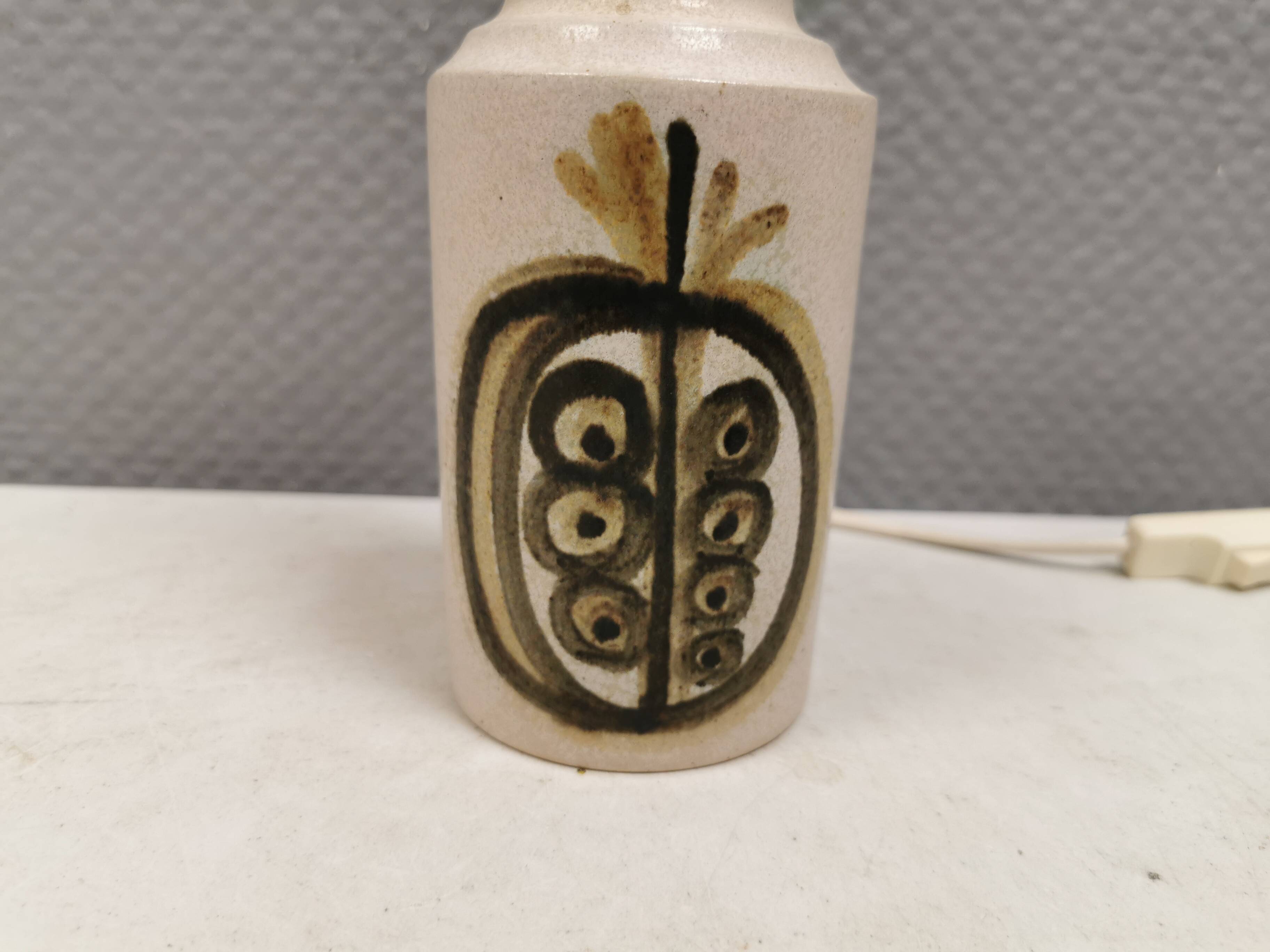 Petite lampe de table en grès de la marque danoise Okola, années 1980.