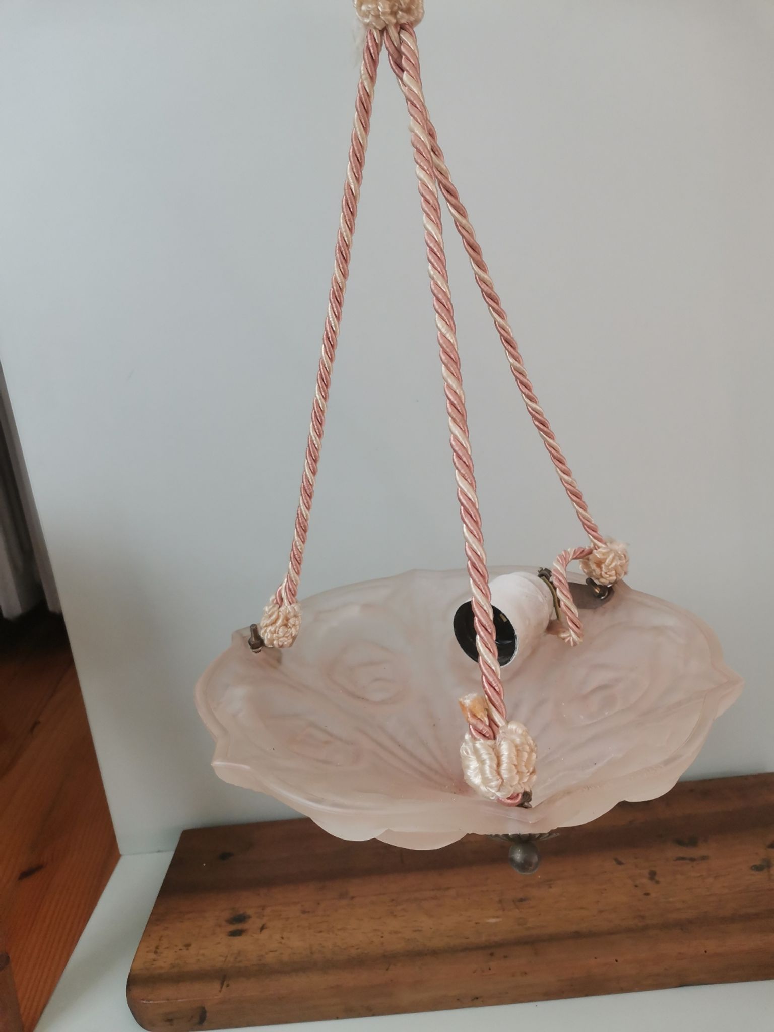 Suspension lampe en verre moulé pâte de verre rose vintage