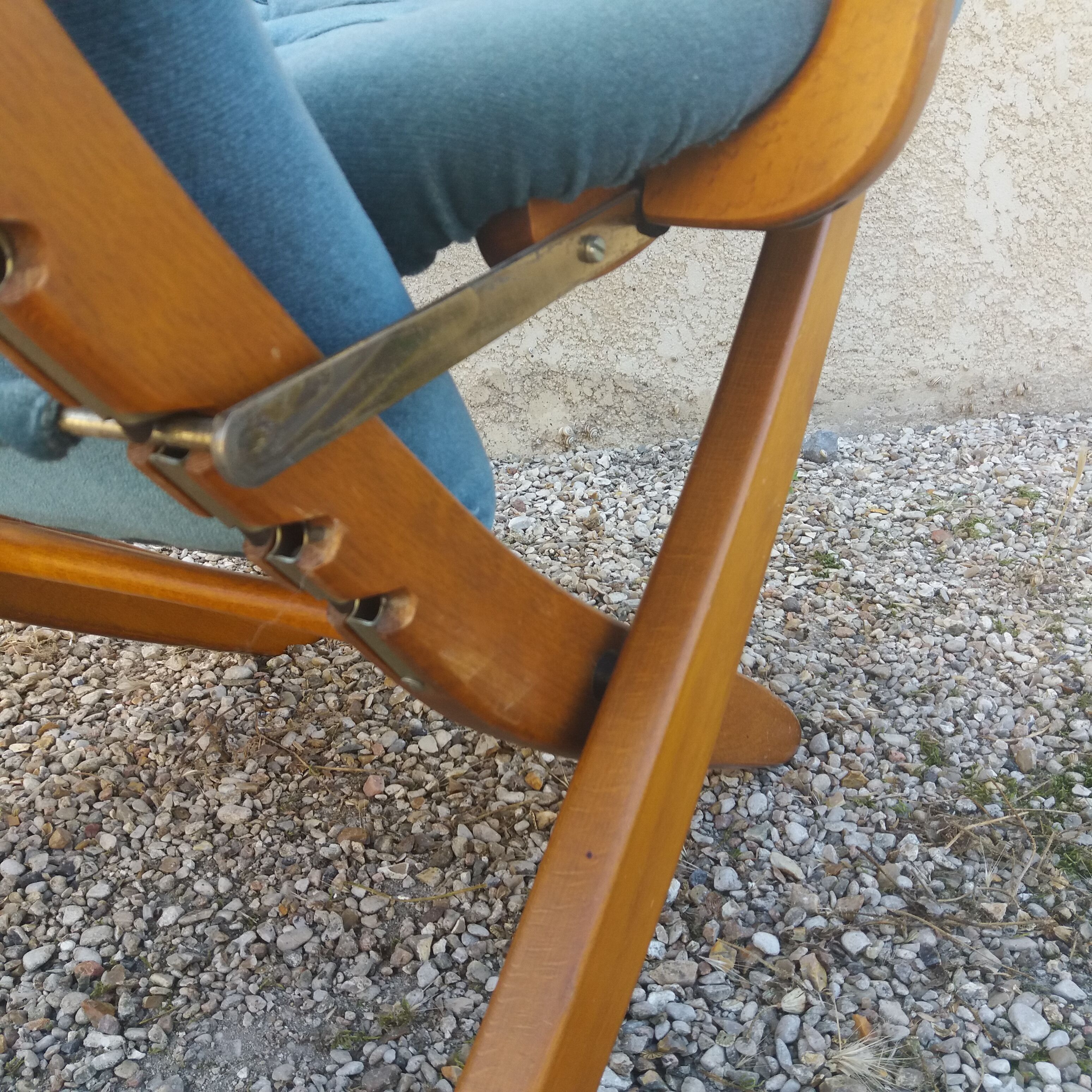 Velvet armchair and adjustable wood