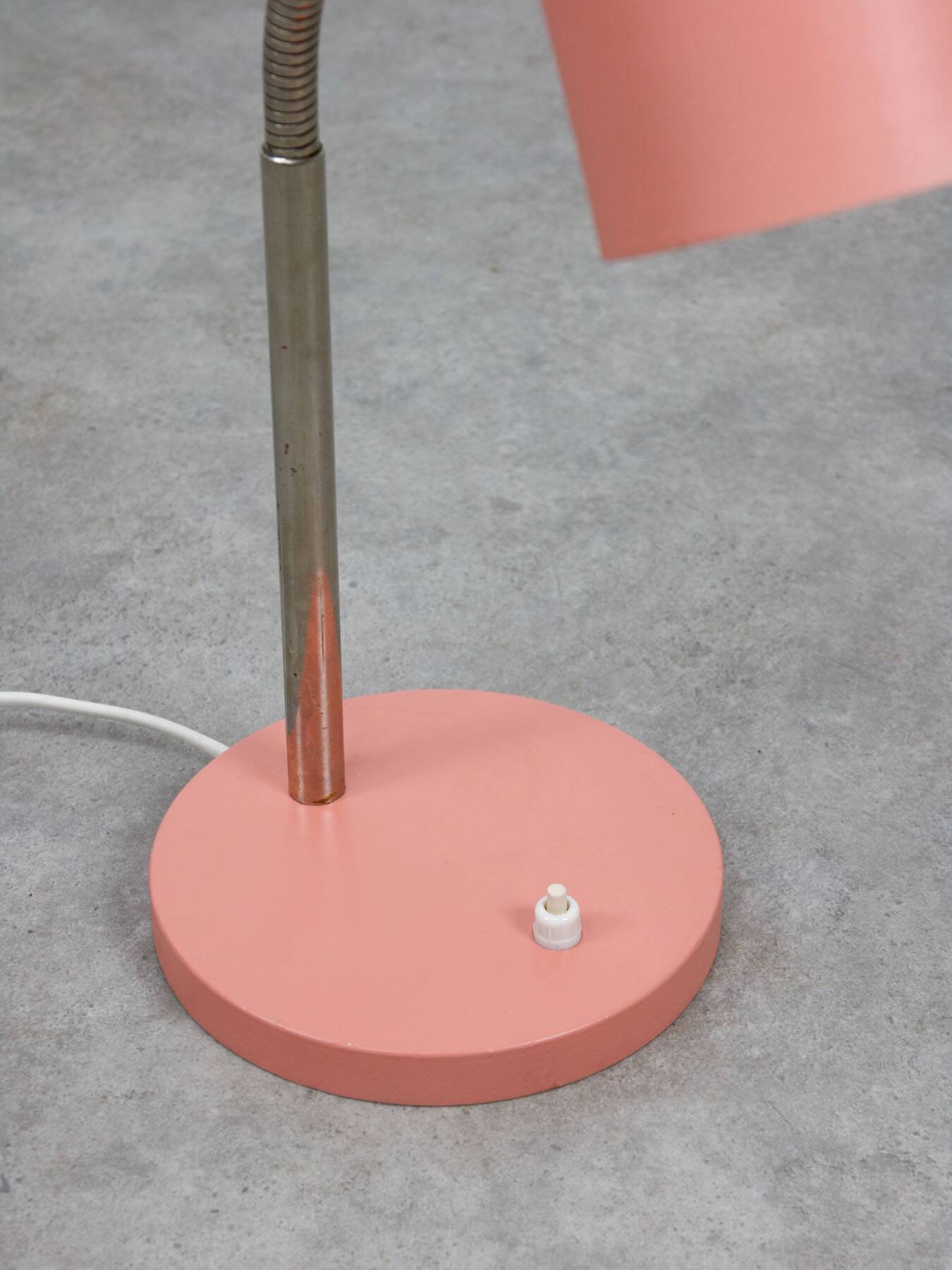 Mid-Century Modern Italian Table Lamp in Salmon and ChromeMid-Century Itali