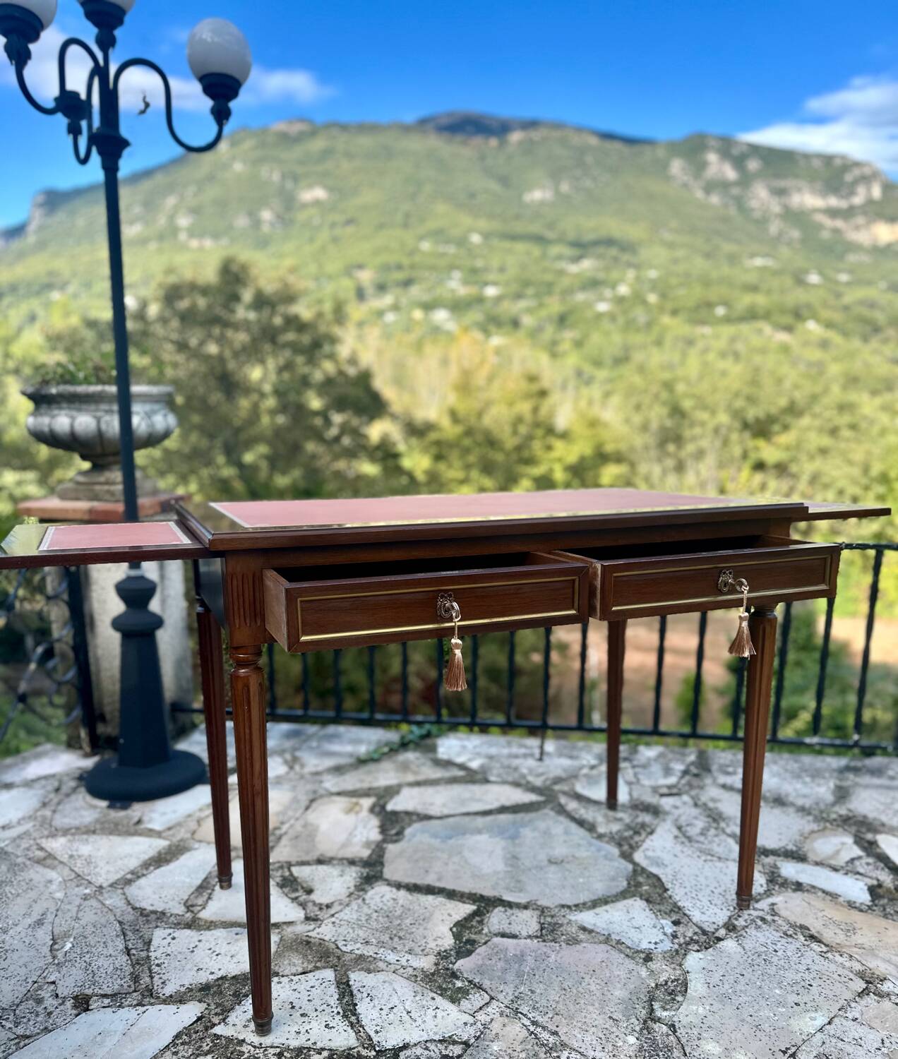 Flat desk in mahogany in the Louis XVI style.