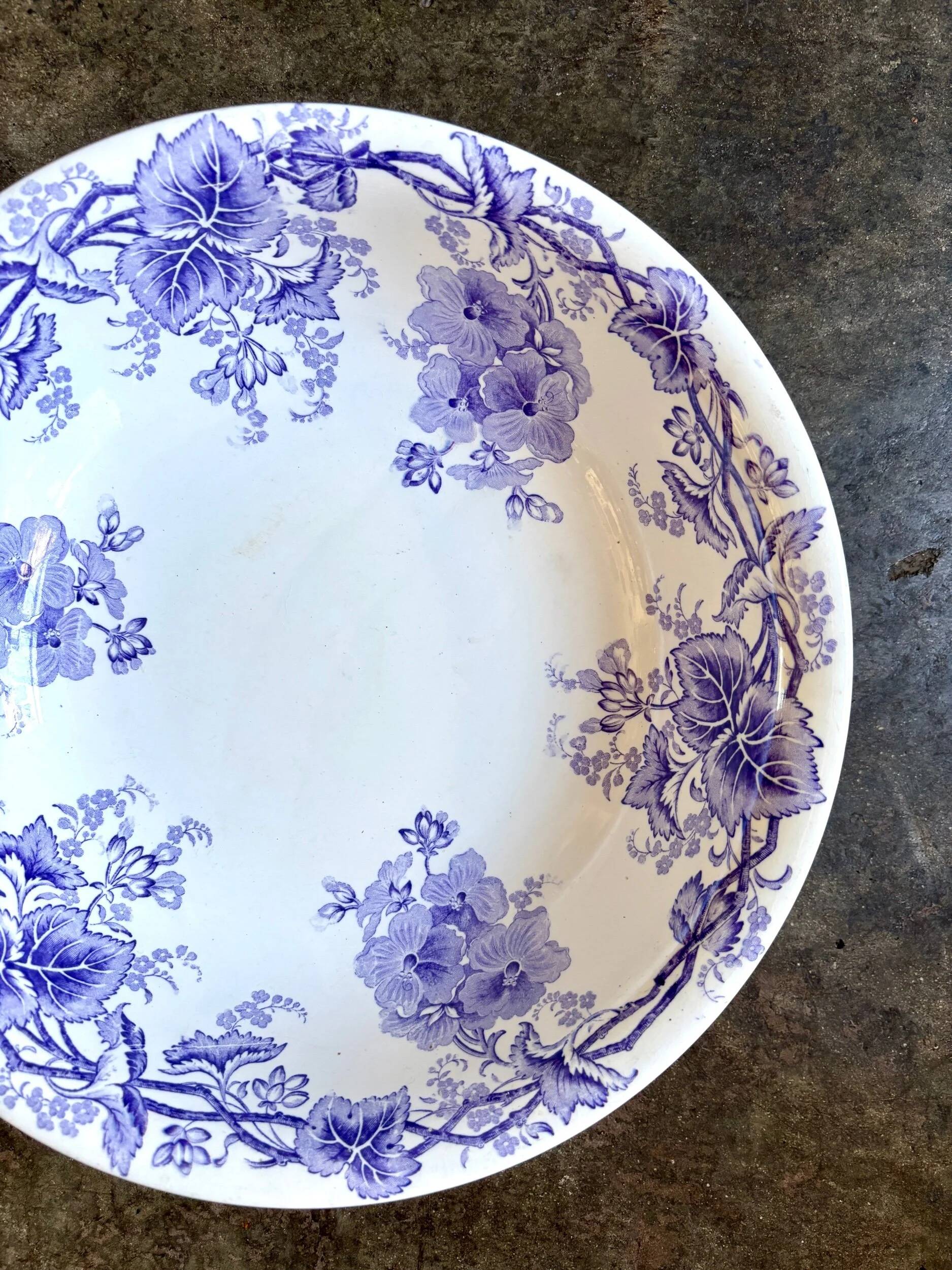 Salad bowl, Maestricht ceramic company, "geranium" service