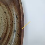 Plat à haut bord en grès pyrité par Charles Gaudry