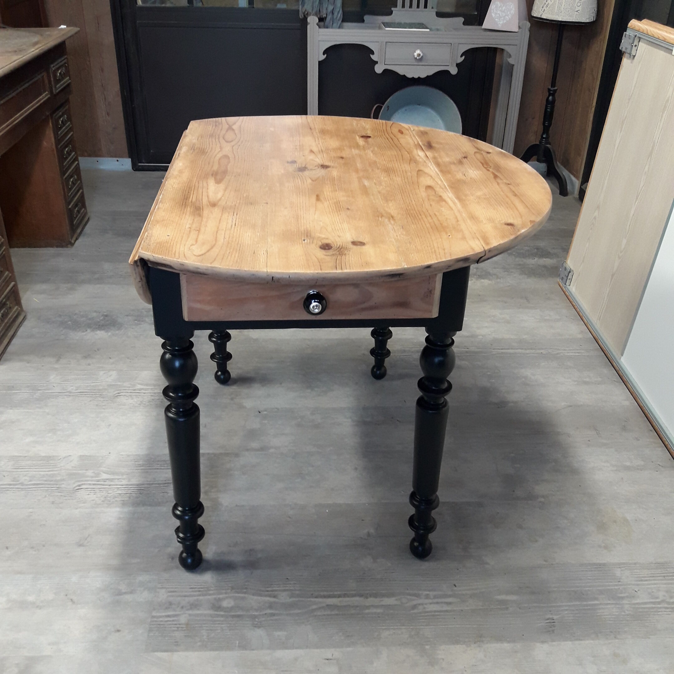 Round table with flaps