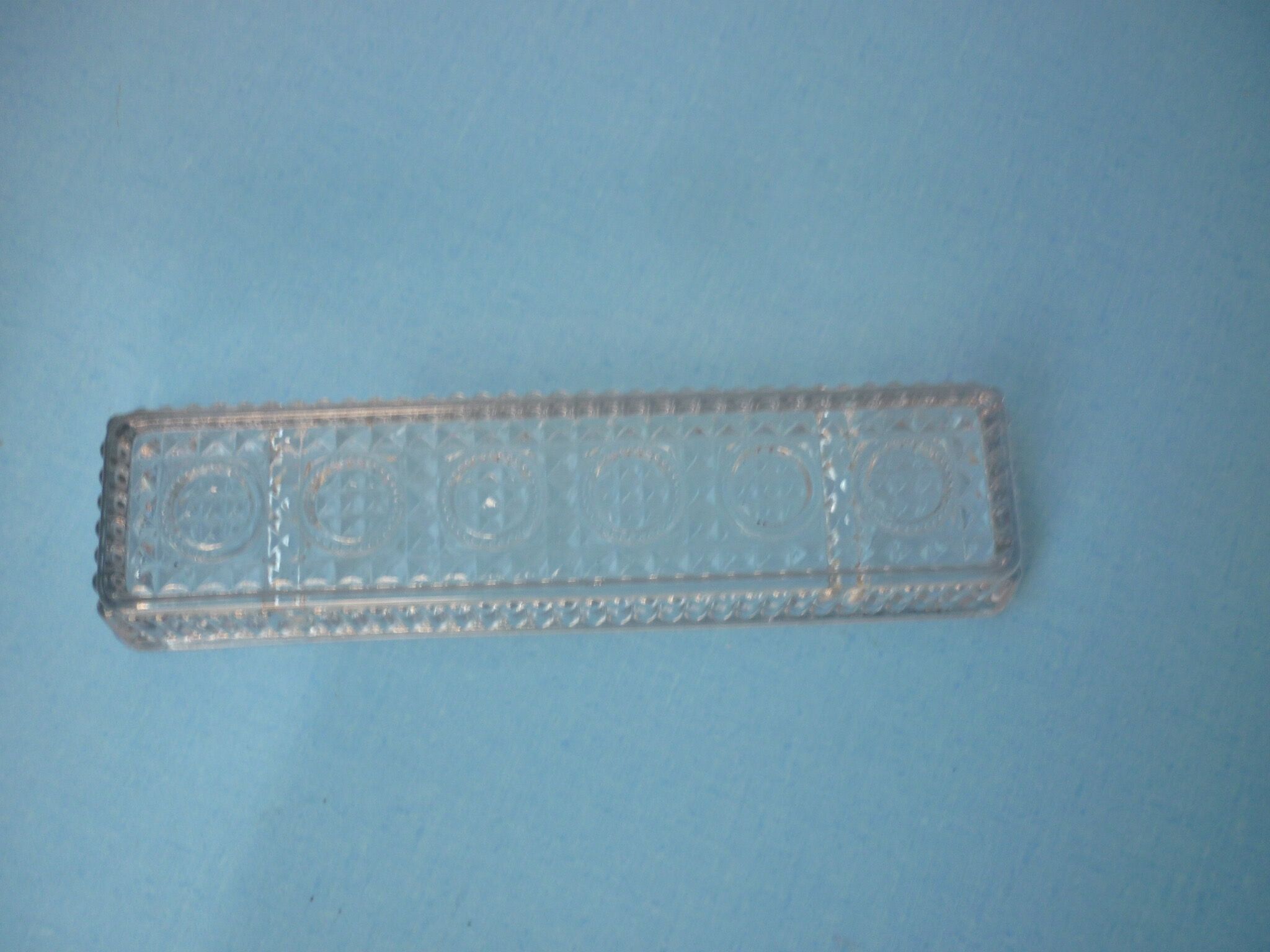 Plumier en verre moulé dentelé