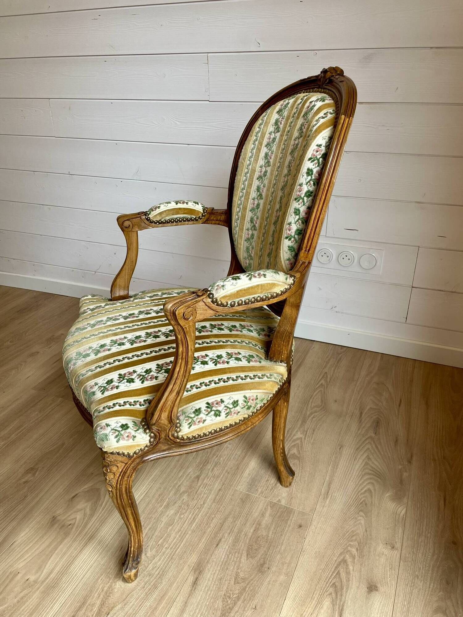 Vintage Louis XVI style medallion armchair – Carved wood and fabric