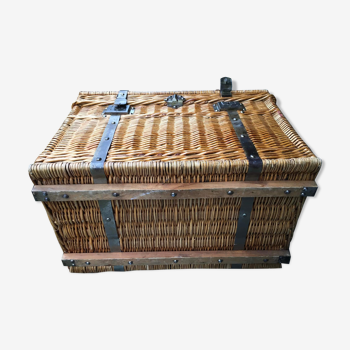 Wicker trunk