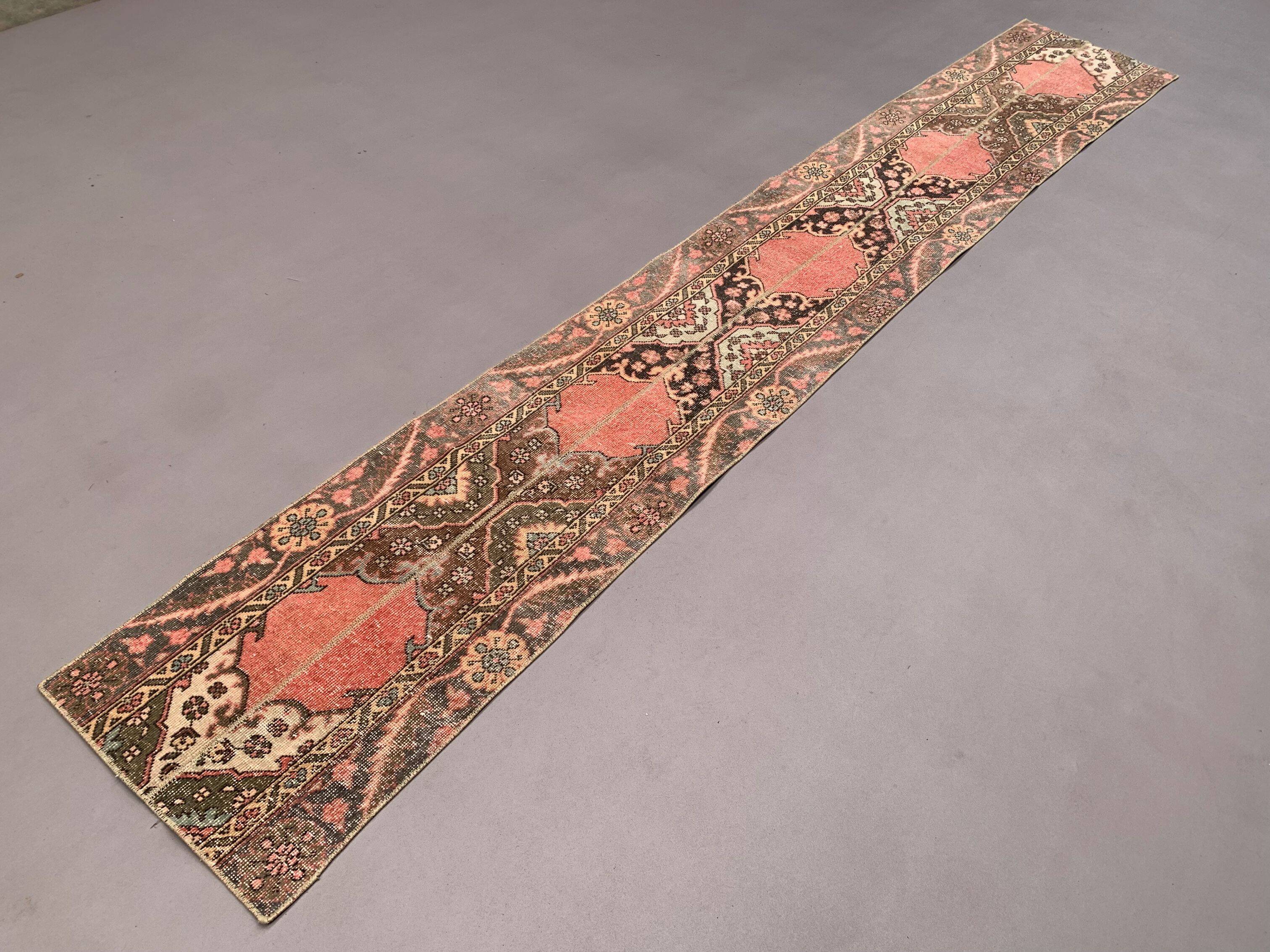 Tapis tribal vintage en laine, turc, étroit, en détresse, 353x54 cm