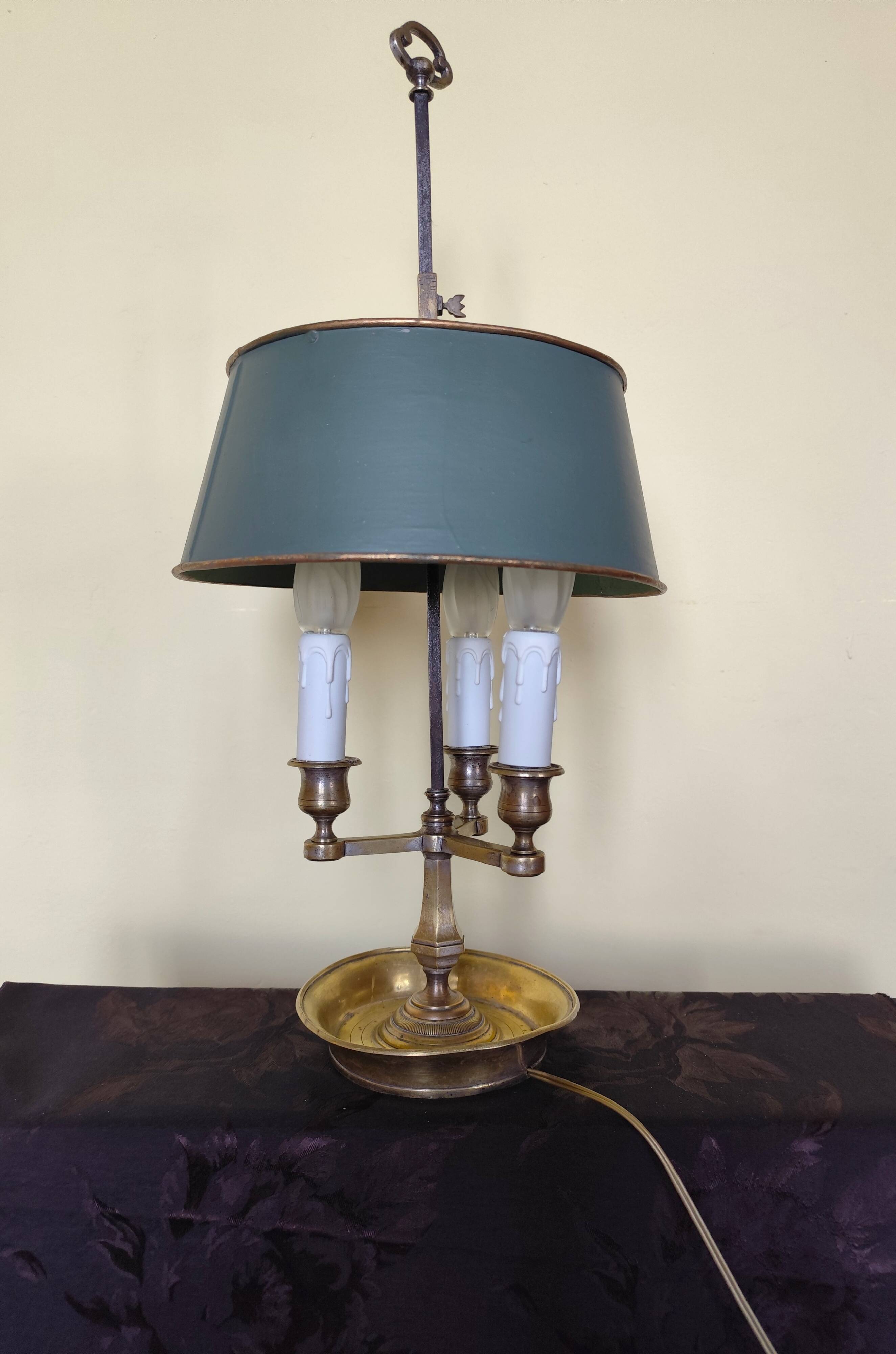 Three-light bouillotte lamp in gold metal, desk lamp.