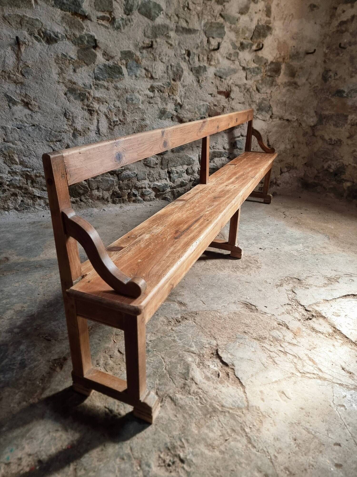 Grand banc ancien en bois avec dossier – fin XIXe siècle, pin et chêne