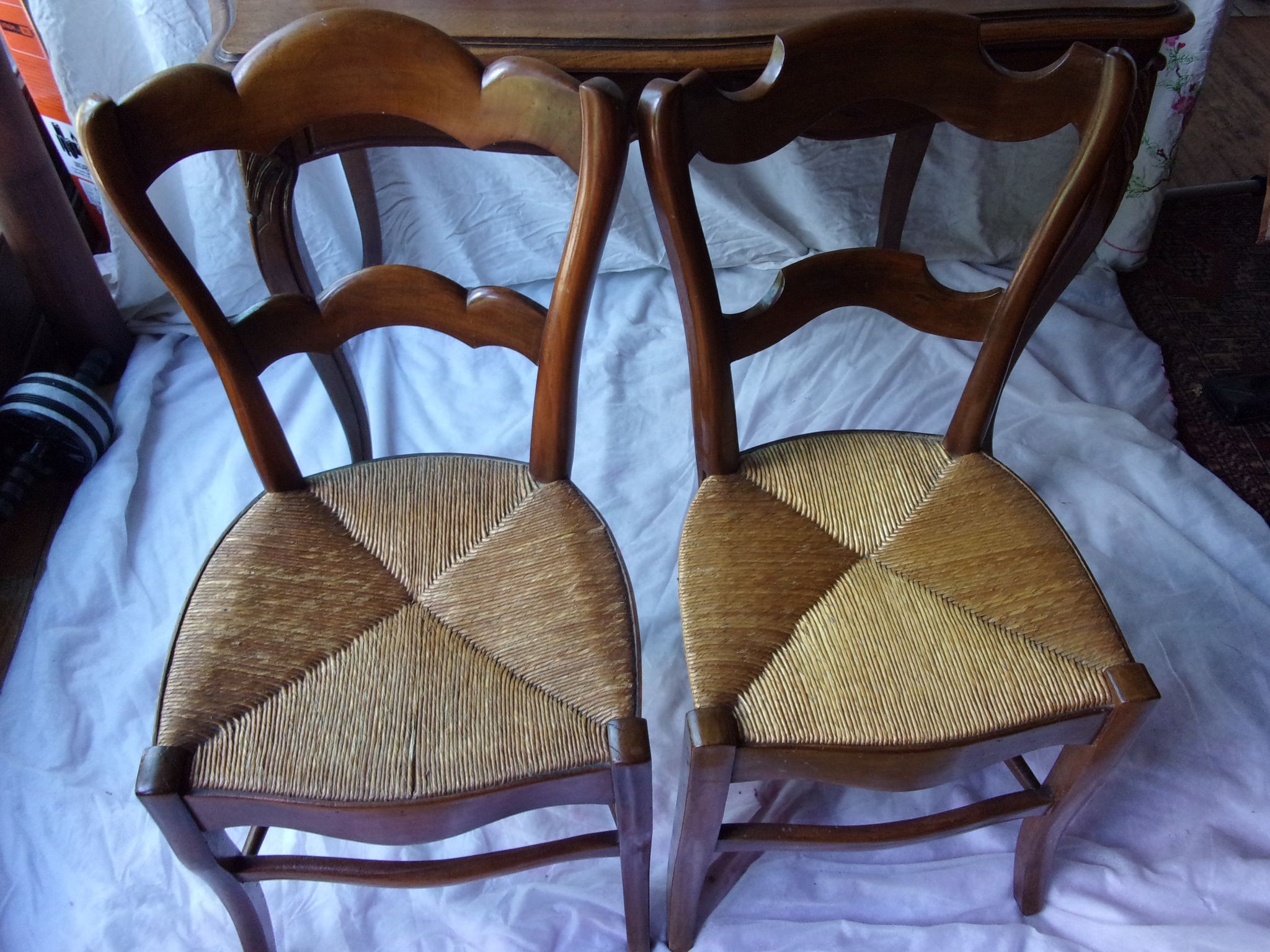 Bureau de cabaret Louis XV avec 2 chaises paillées