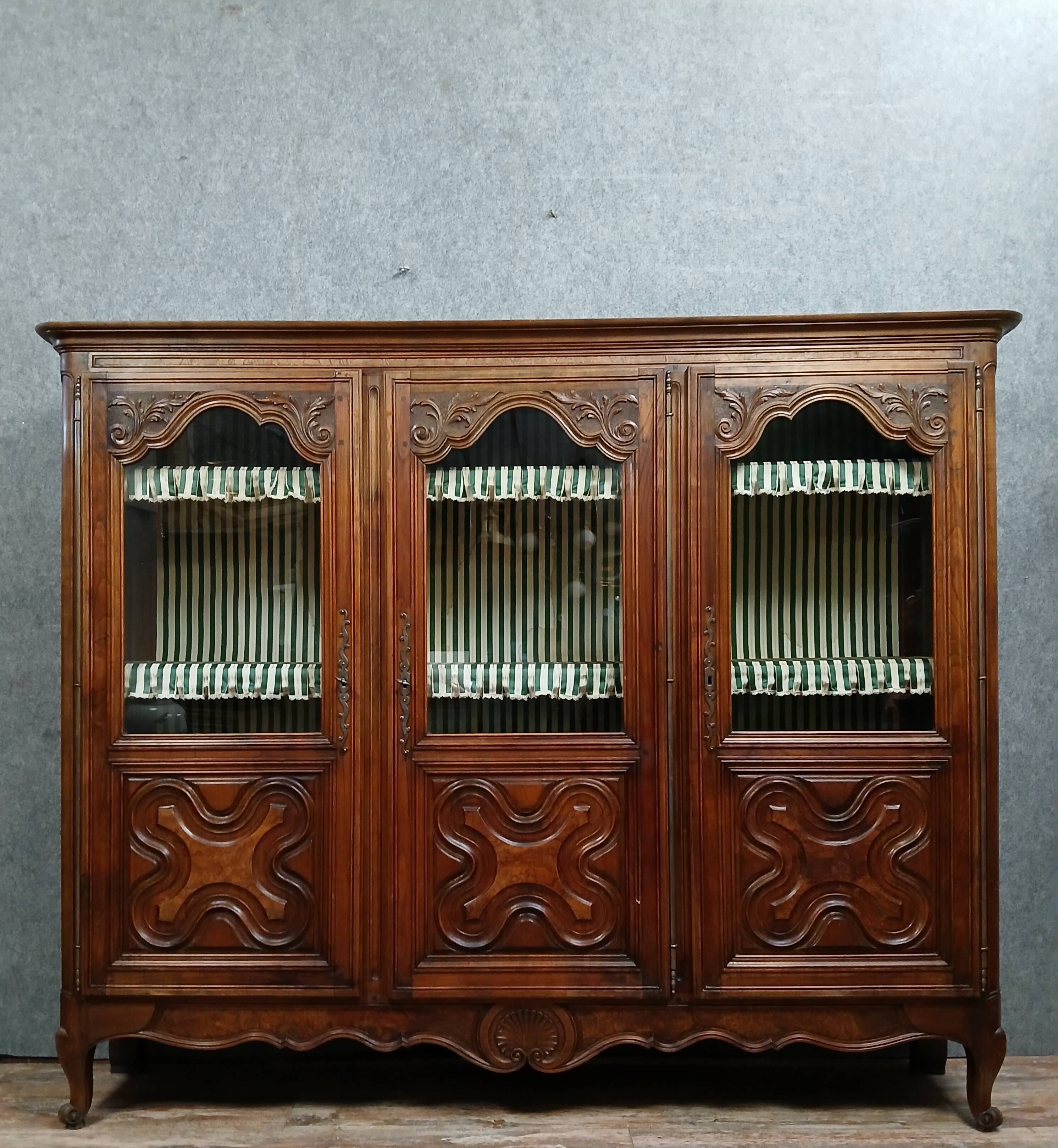 Louis XV style bookcase in walnut circa 1850-1880