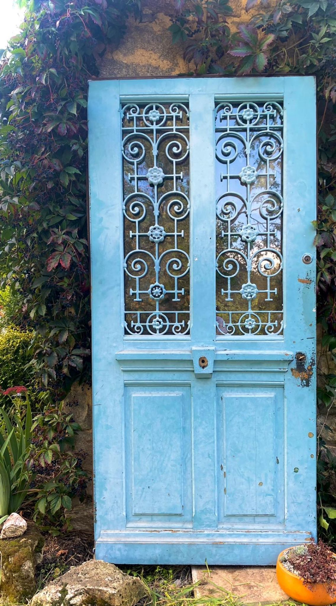 Entrance door in solid oak, cast iron grille, 1930s