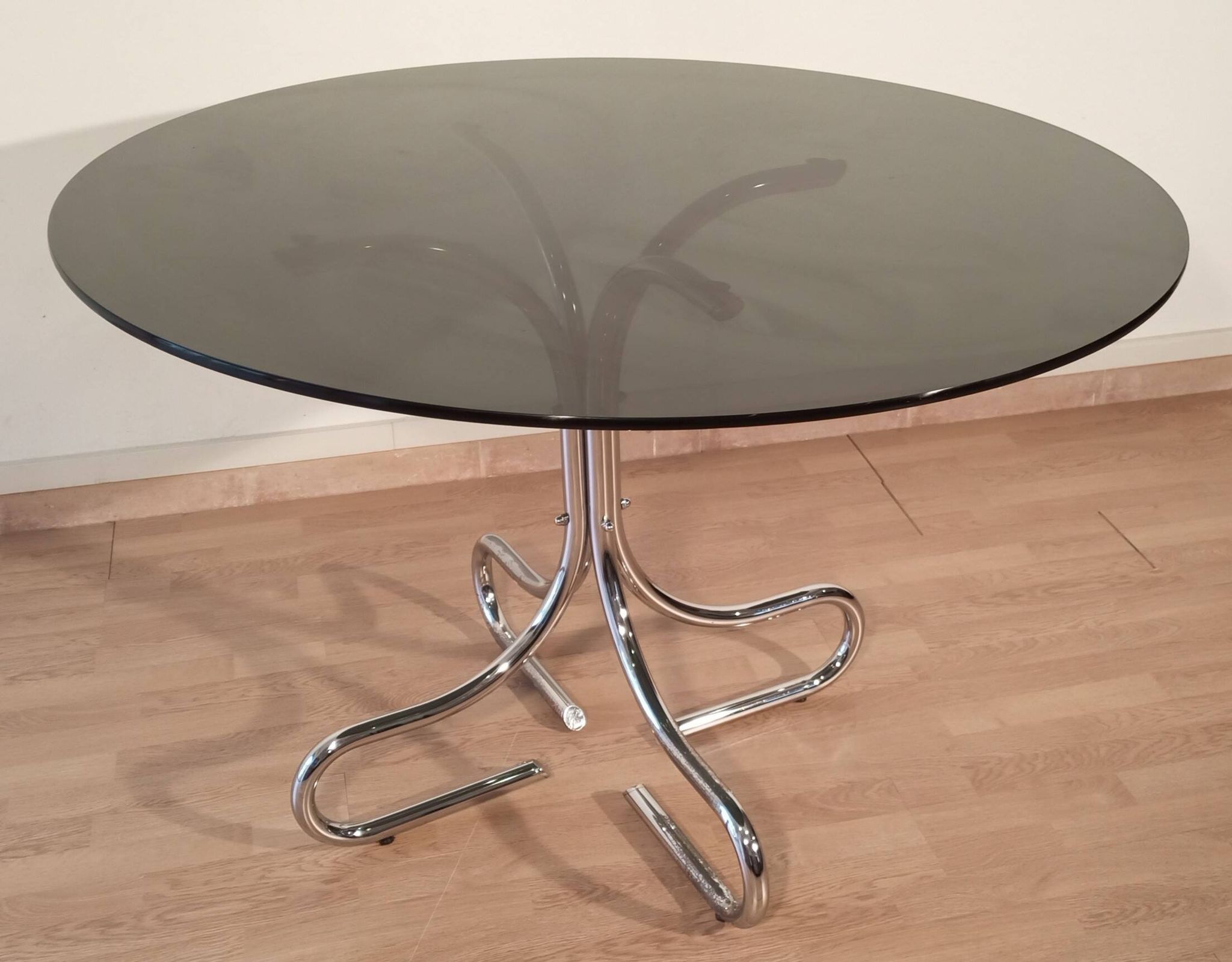 Table basse italienne du milieu du siècle en chrome et acier avec plateau rond en verre fumé, années 1960