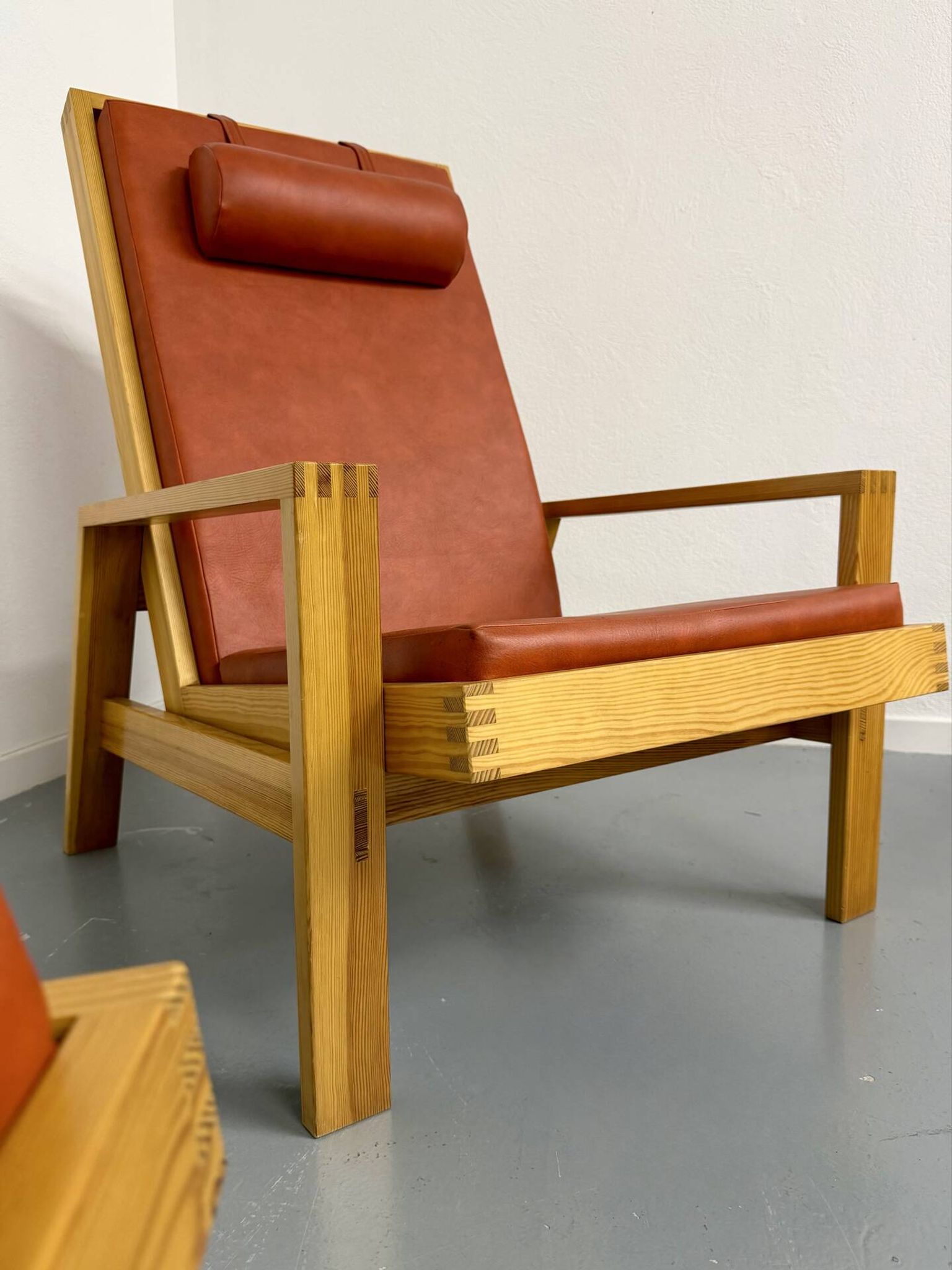 Scandinavian design lounge set in pine with 3 lounge chairs and a table from the 70s.