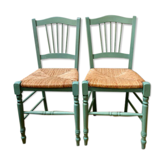Set of 2 wooden chairs