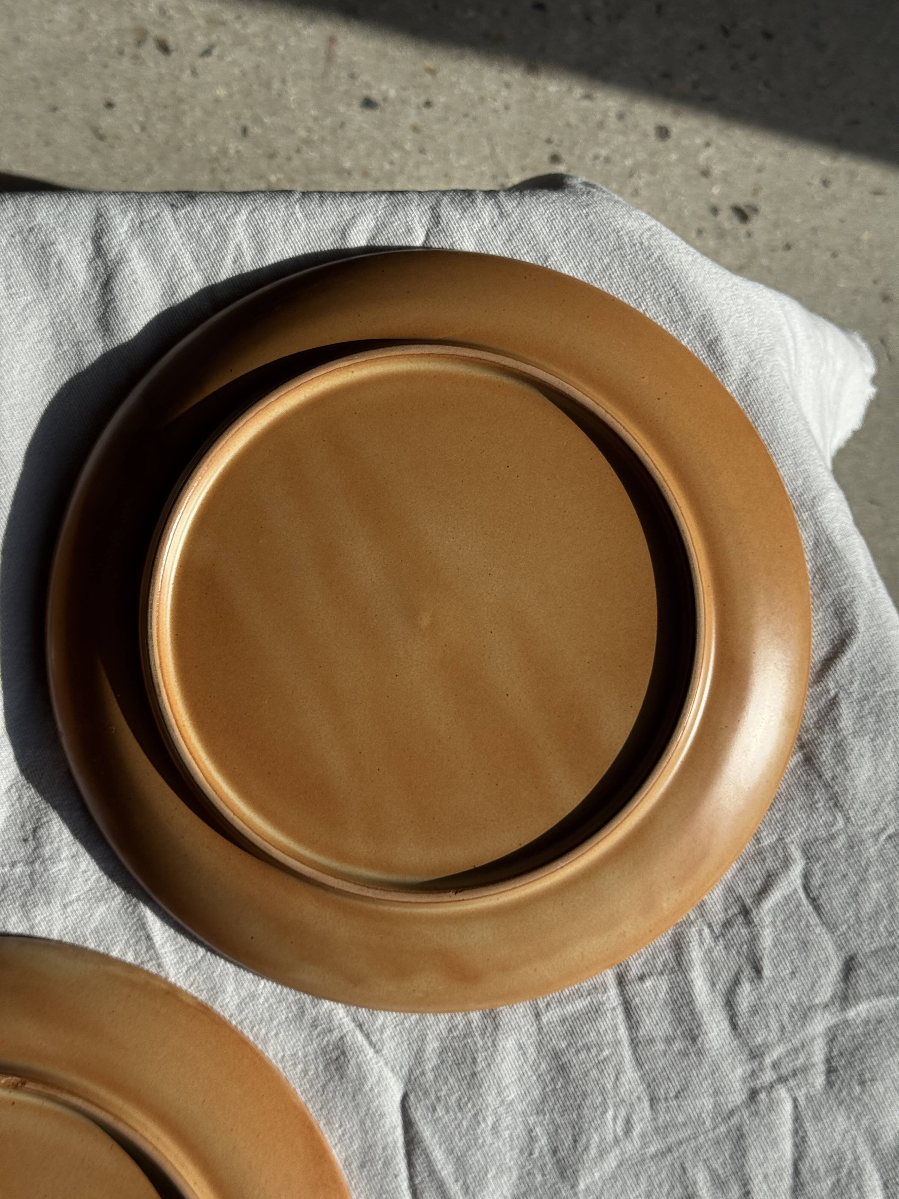 Set of 4 flat dinner plates in stoneware, no brand underneath.
