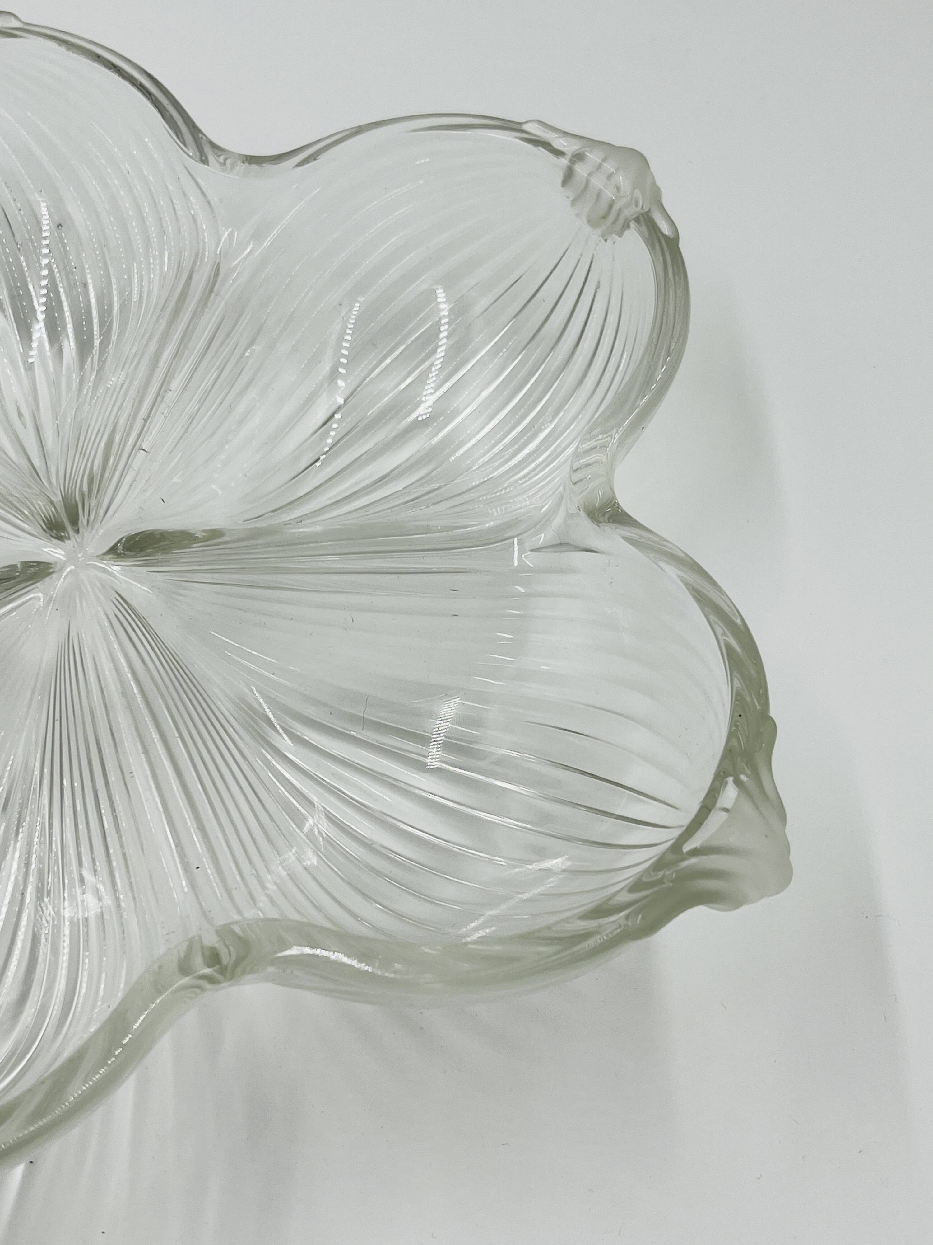 Plat en verre moulé fleur Art déco