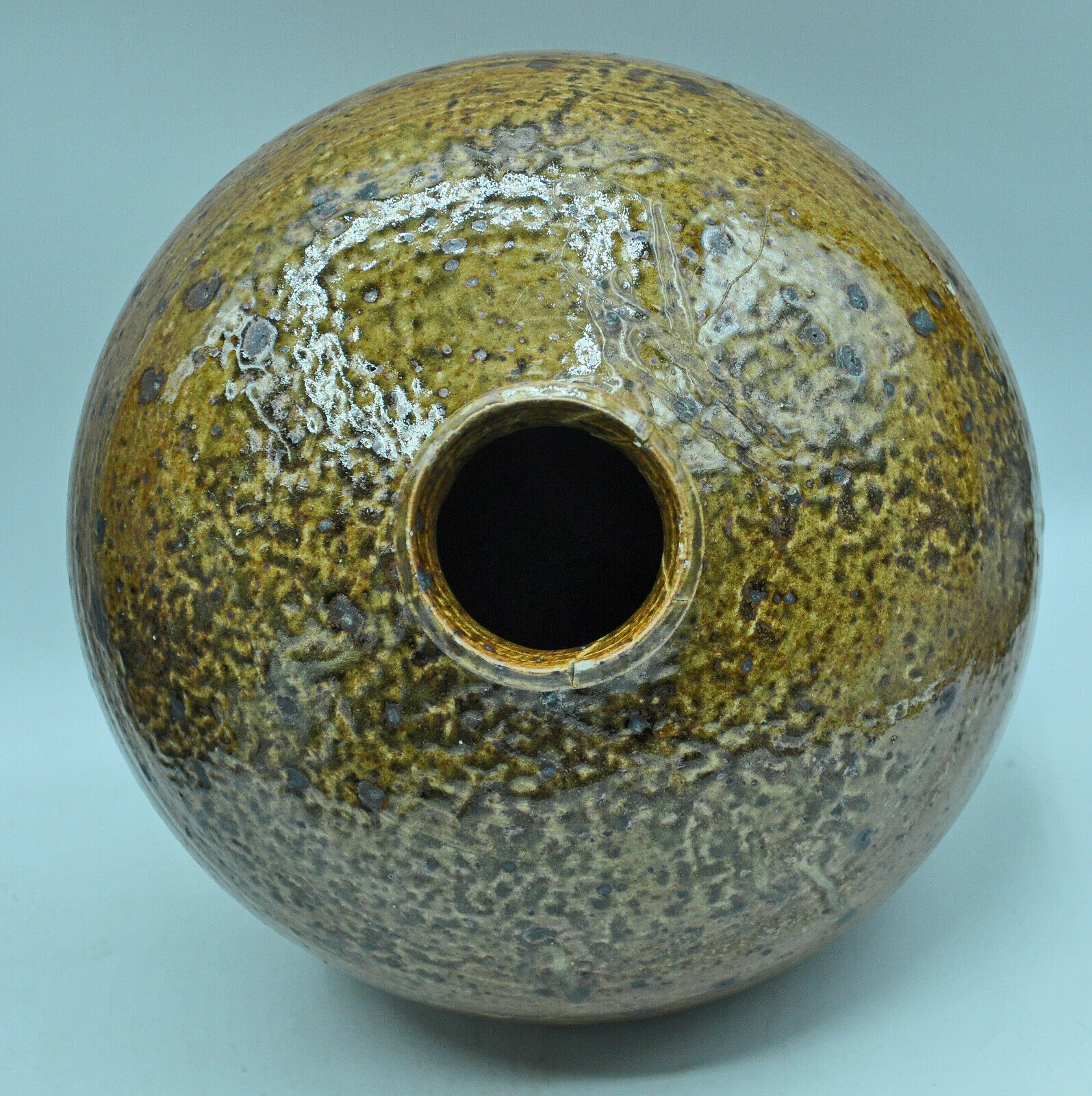 Vase ball onion in pyrity sandstone signed