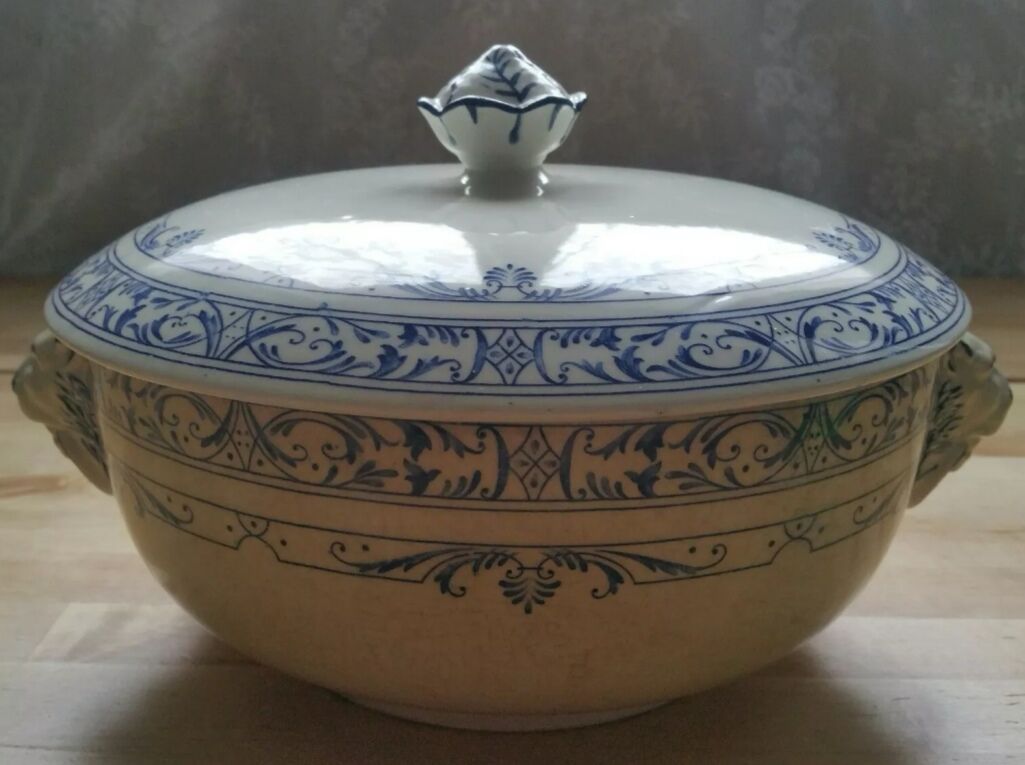 Lions head soup Colbert Creil and Montereau