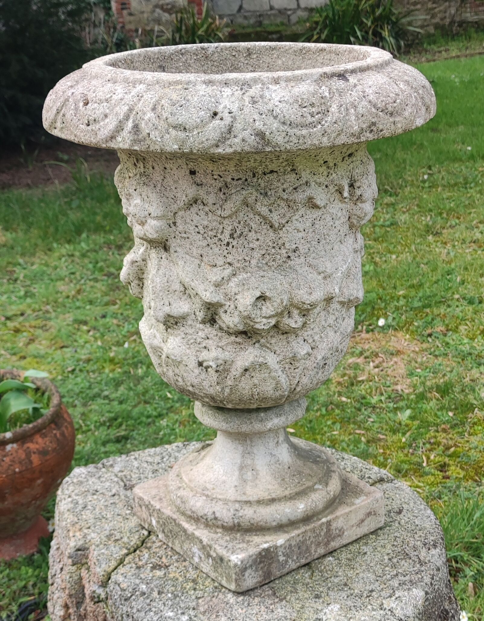 Ancient Medici in reconstituted stone/floral decoration