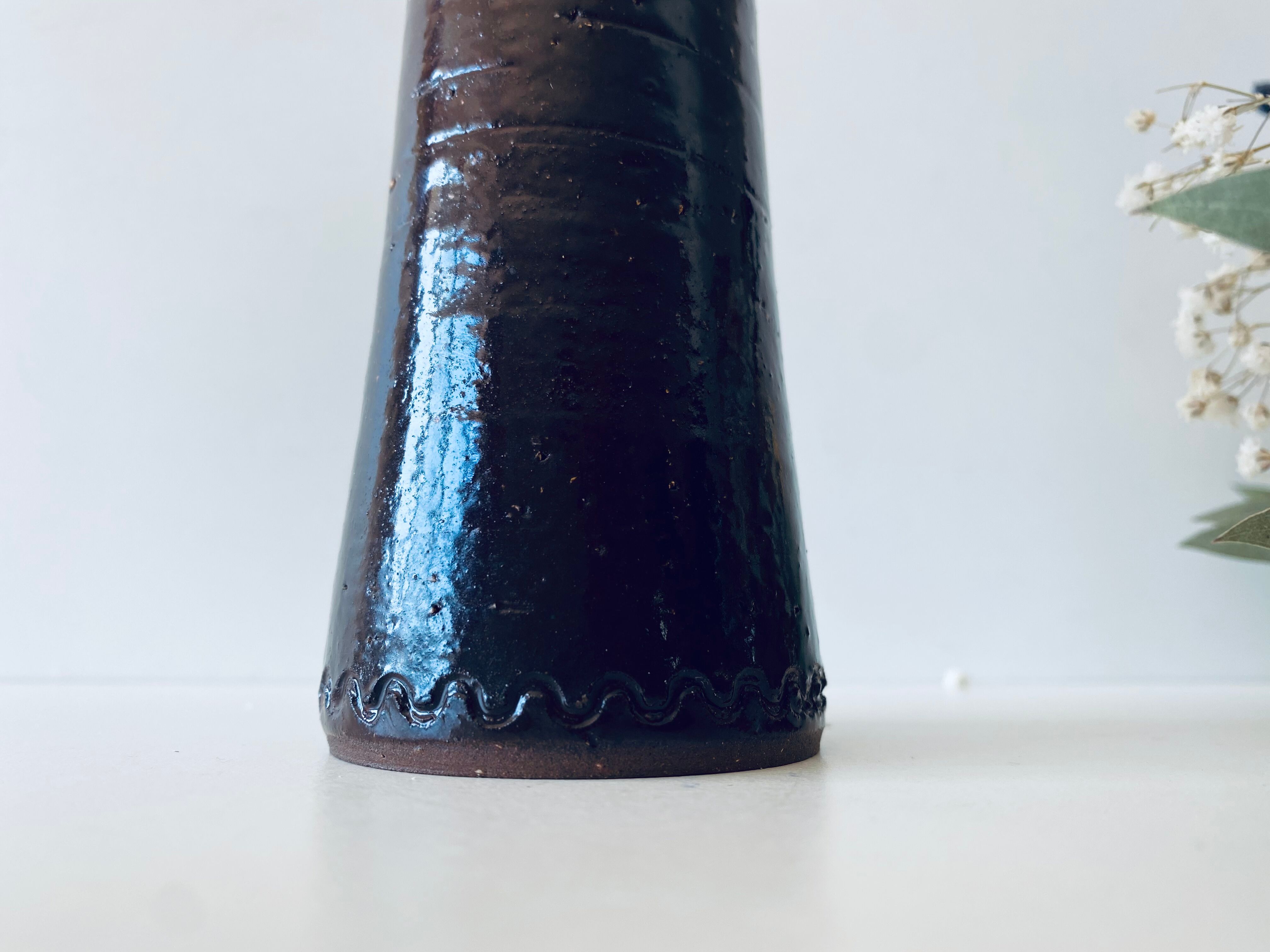 Tubular vase in glazed brown sandstone