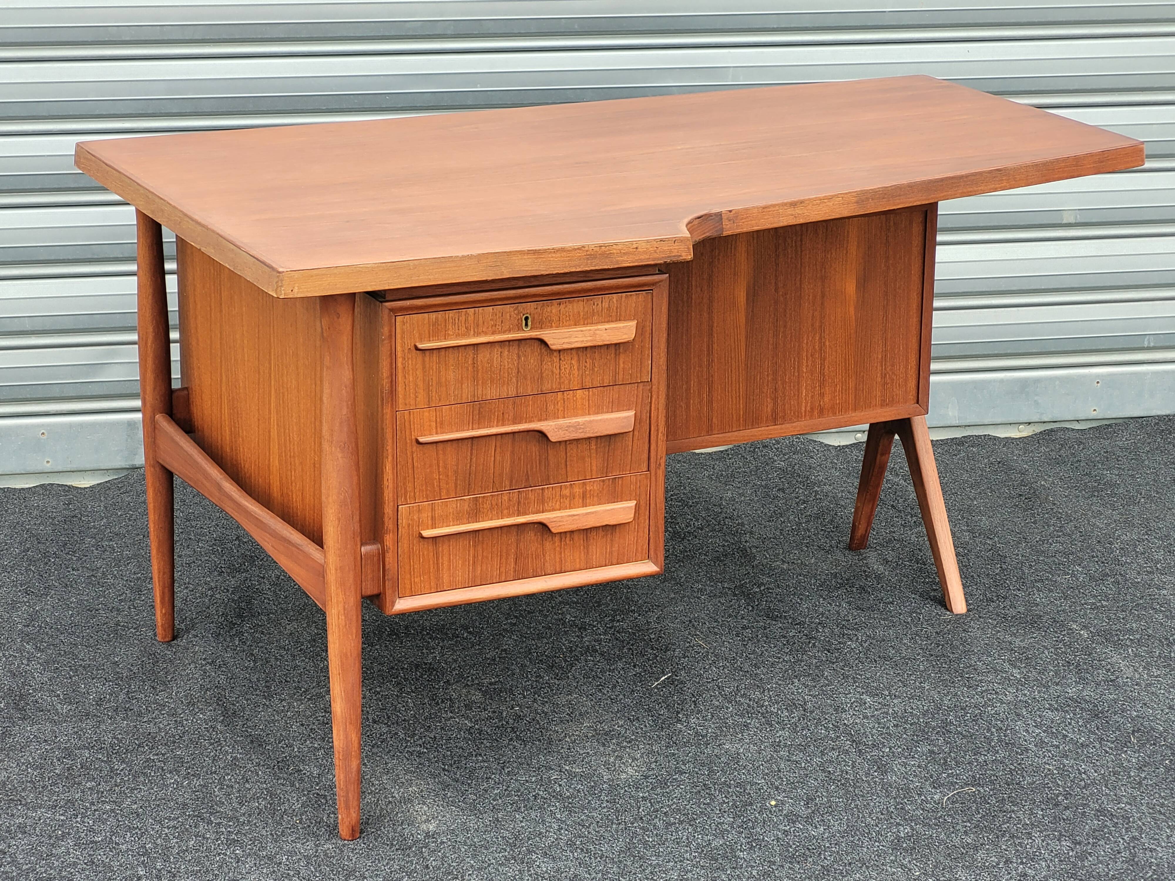 Exceptional Vintage Boomerang desk designed by Jacques Hauville 1960 p