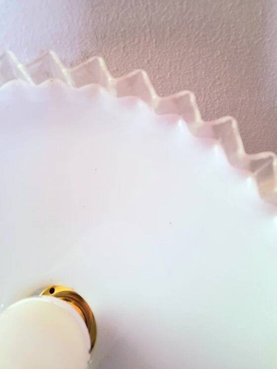 Suspension in pleated opaline