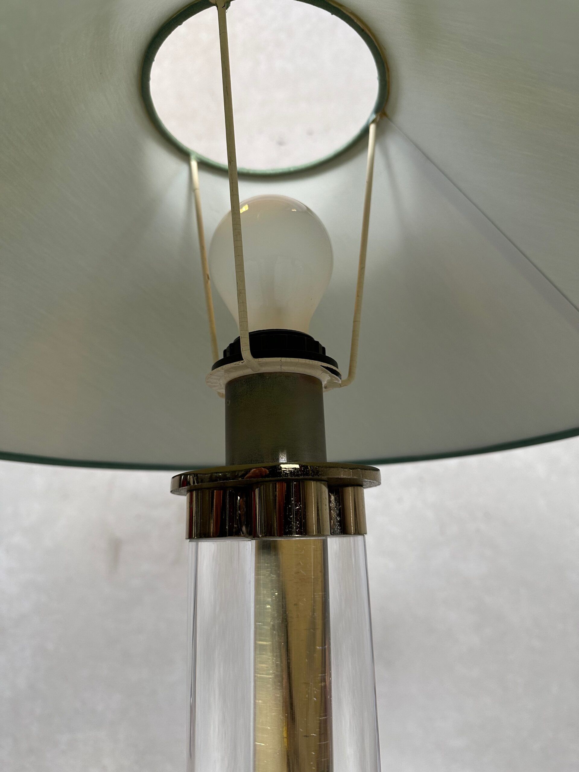 Vintage Hollywood Regency table lamp – brass and perspex