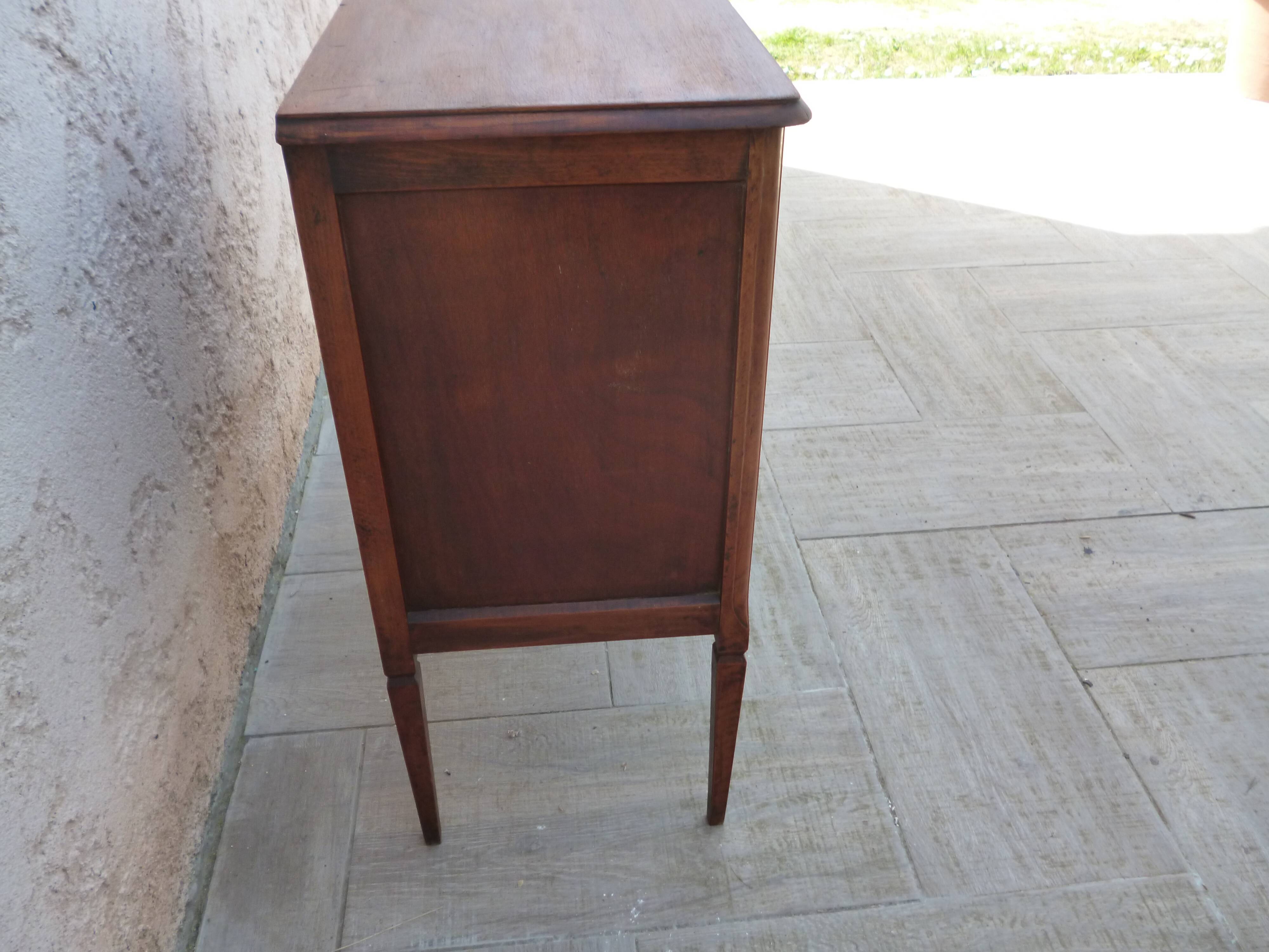 Style Louis XVI dresser