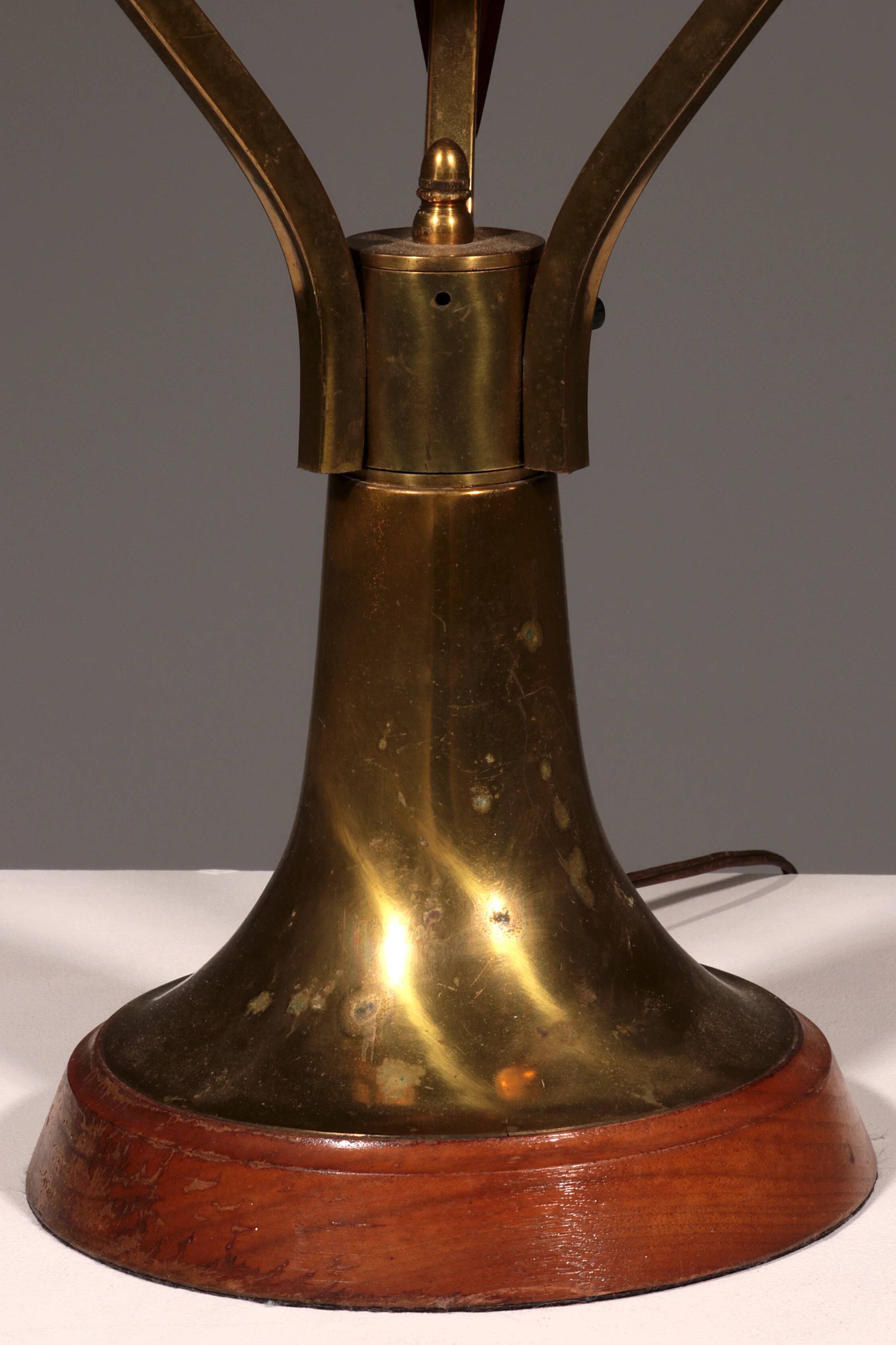 Biomorphic table lamp by Masjestic Lamp.Co USA walnut and brass 1960