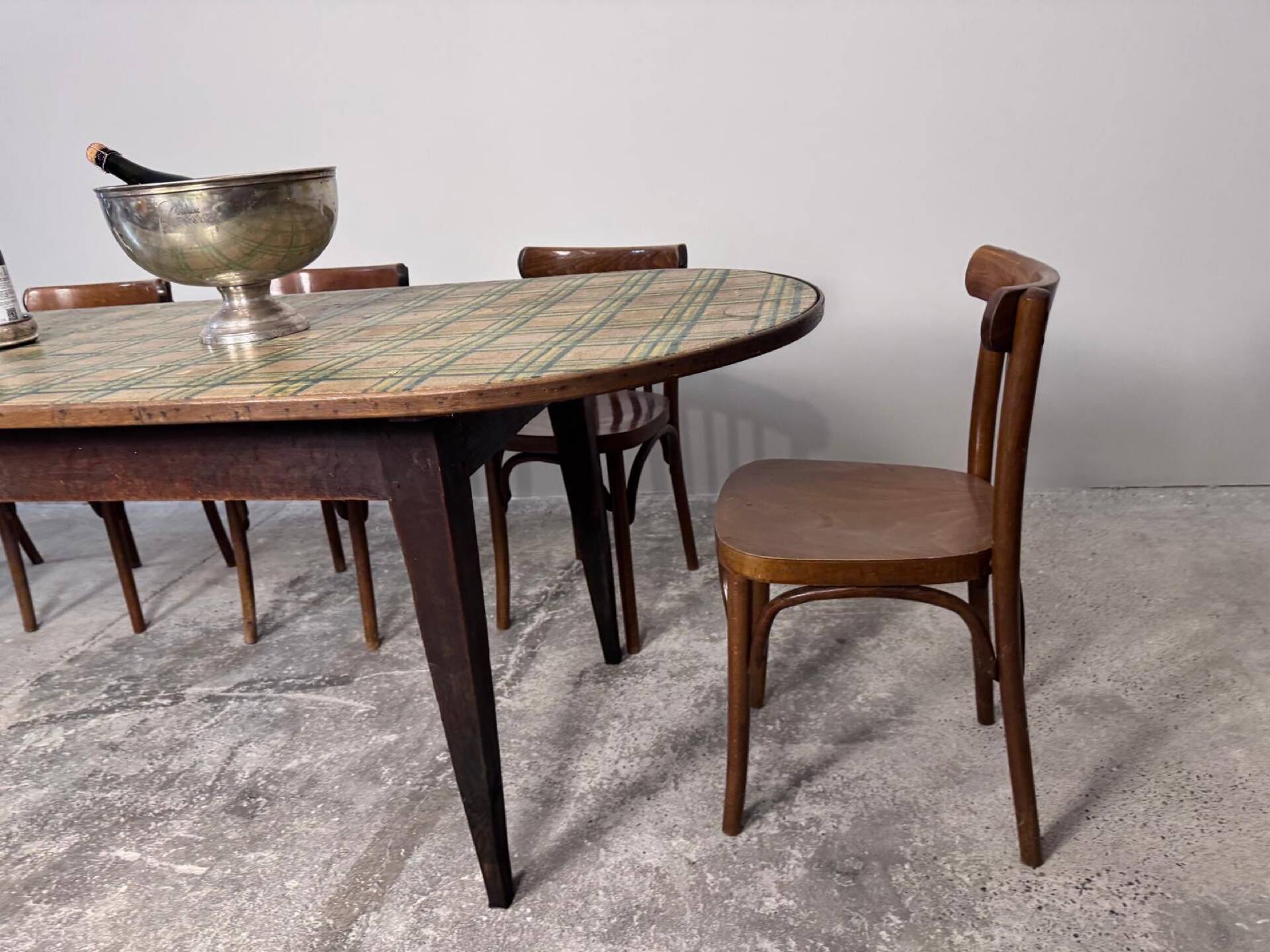 Large oval bistro table dimensions 255 cm