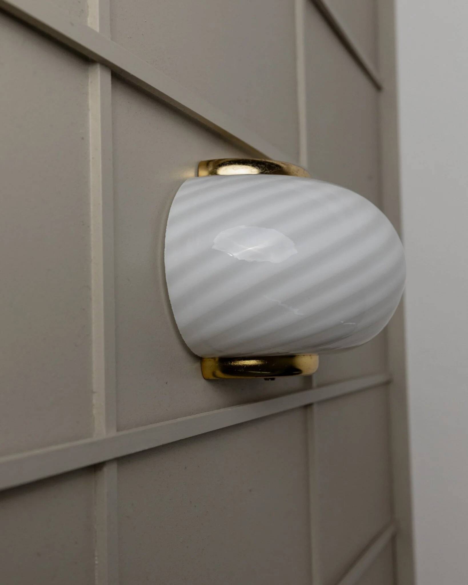 Vintage Murano white opaline glass wall lamp with brass fittings, 1970s Hollywood Regency, Italy
