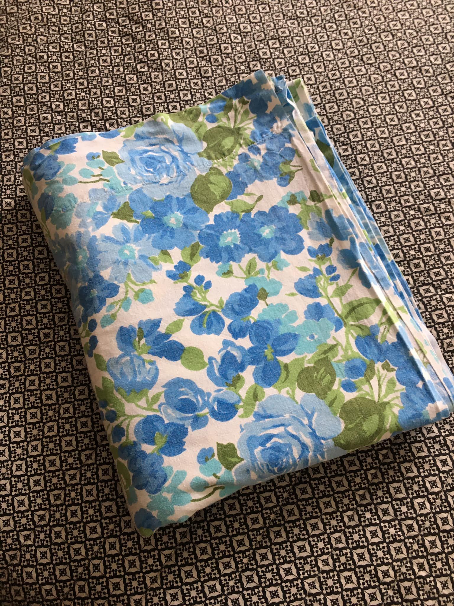 Flat cotton sheet with vintage blue flower patterns. For 2 people.