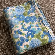 Flat cotton sheet with vintage blue flower patterns. For 2 people.