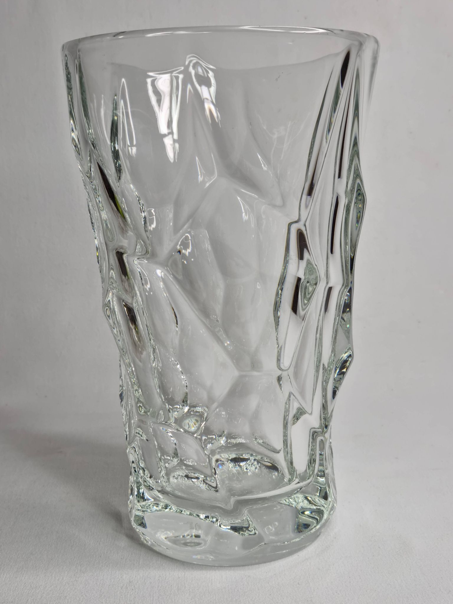 Vase en cristal de Sèvres à motif de verre grugé, 26 cm