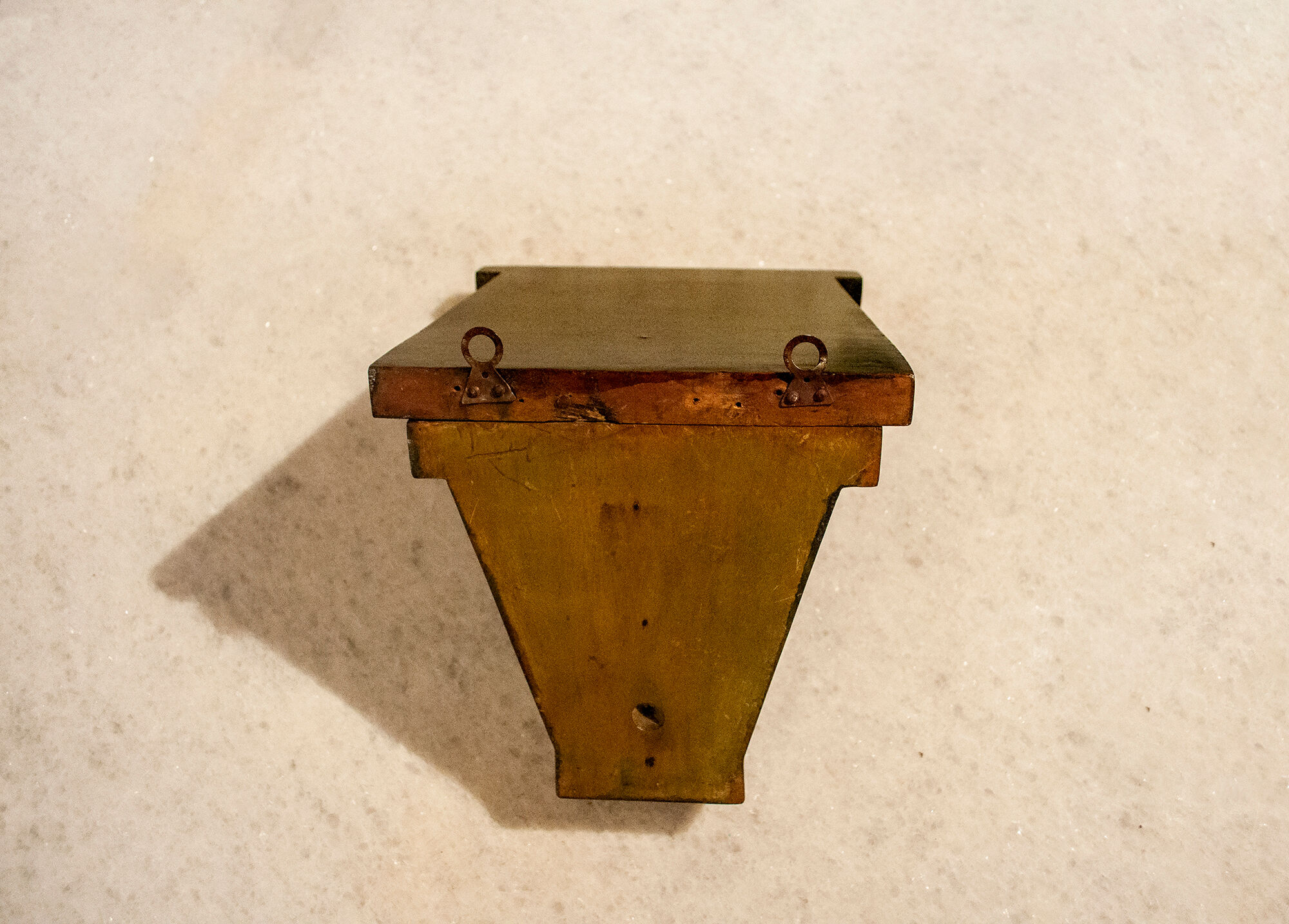 Étagères art déco en aniline de cerise. italie années 1930