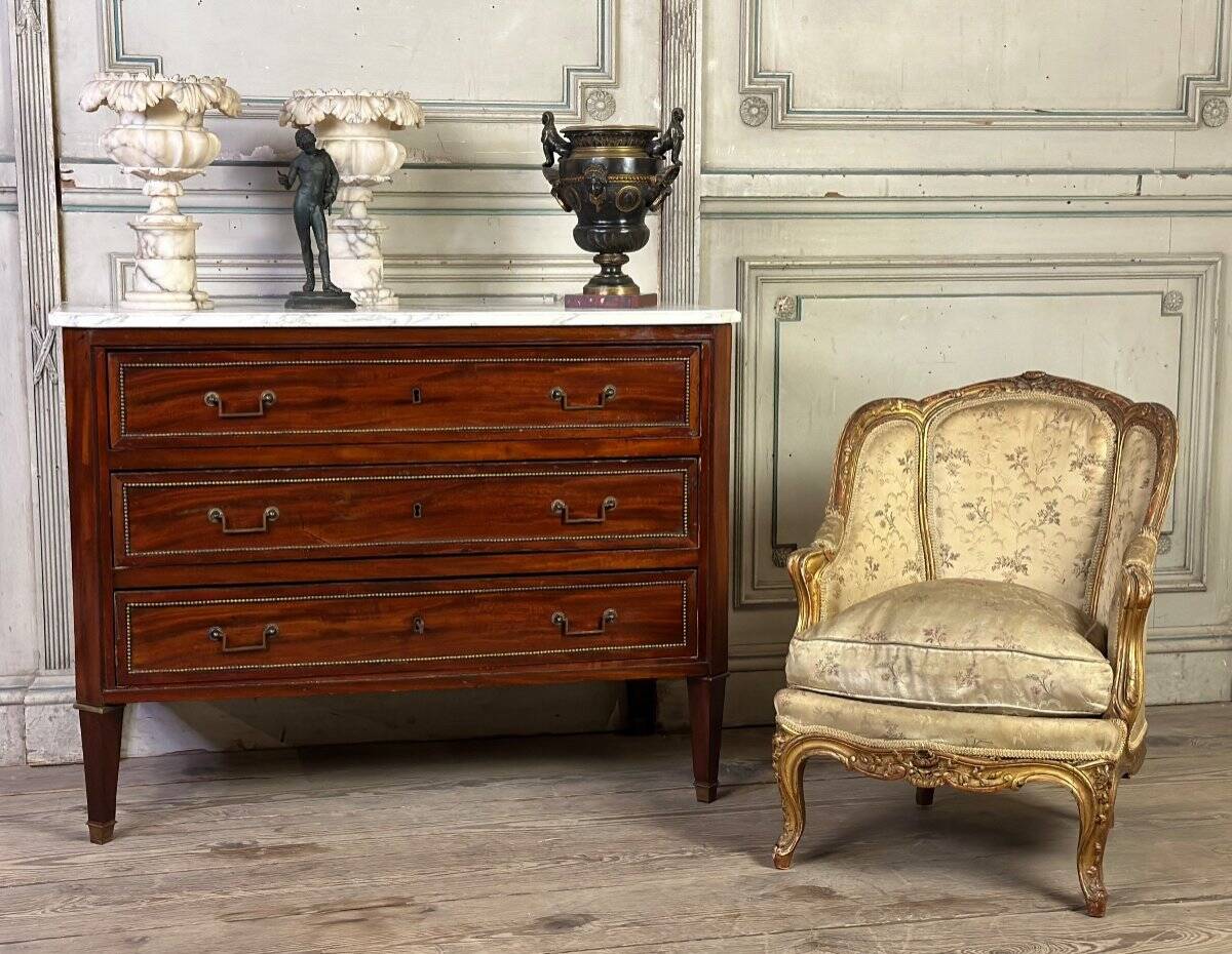 Louis XVI commode in mahogany with brass beading, arabescato marble top, 18th century