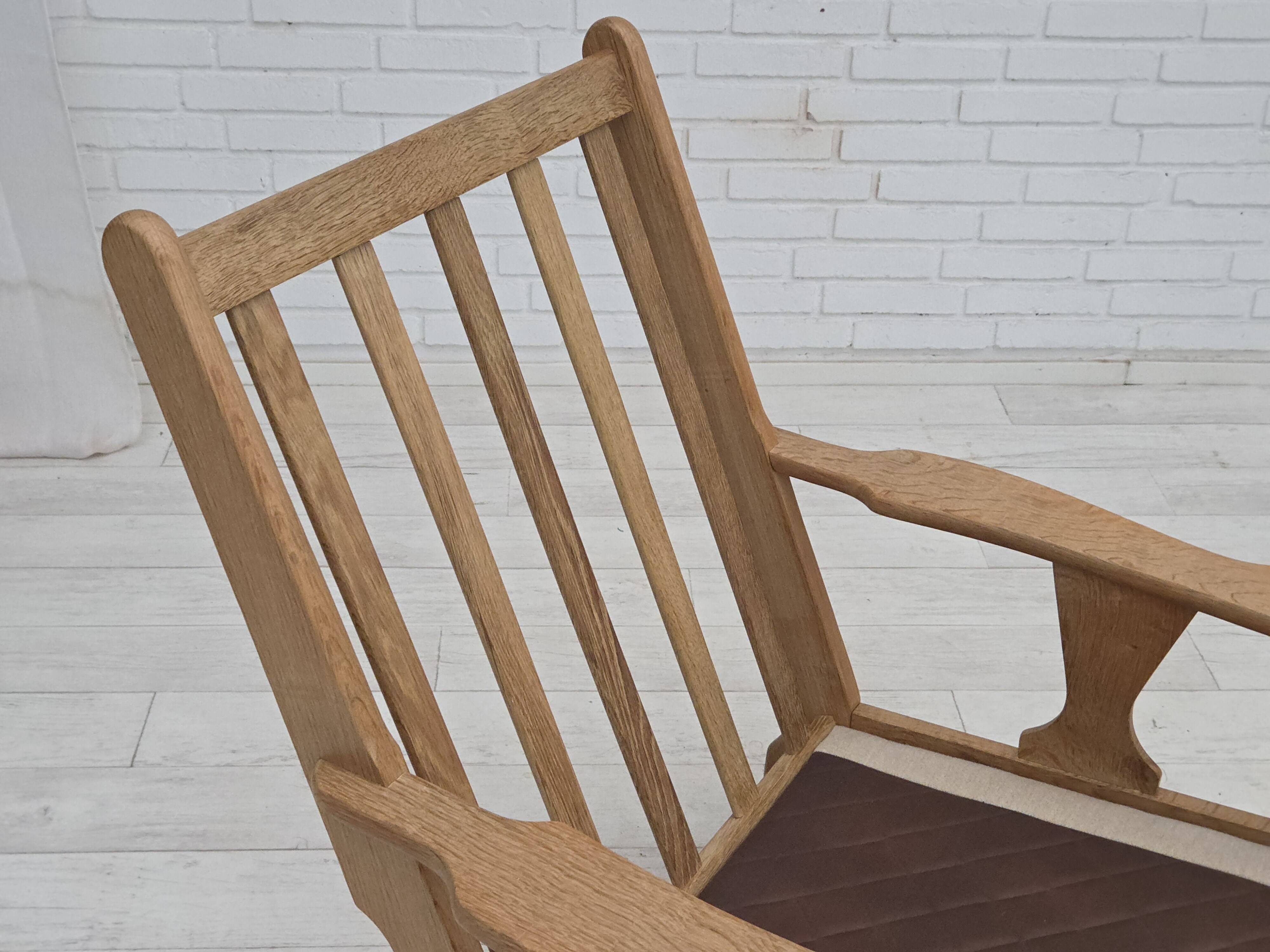 Années 1970, fauteuil danois, laine d'ameublement, bois de chêne massif.