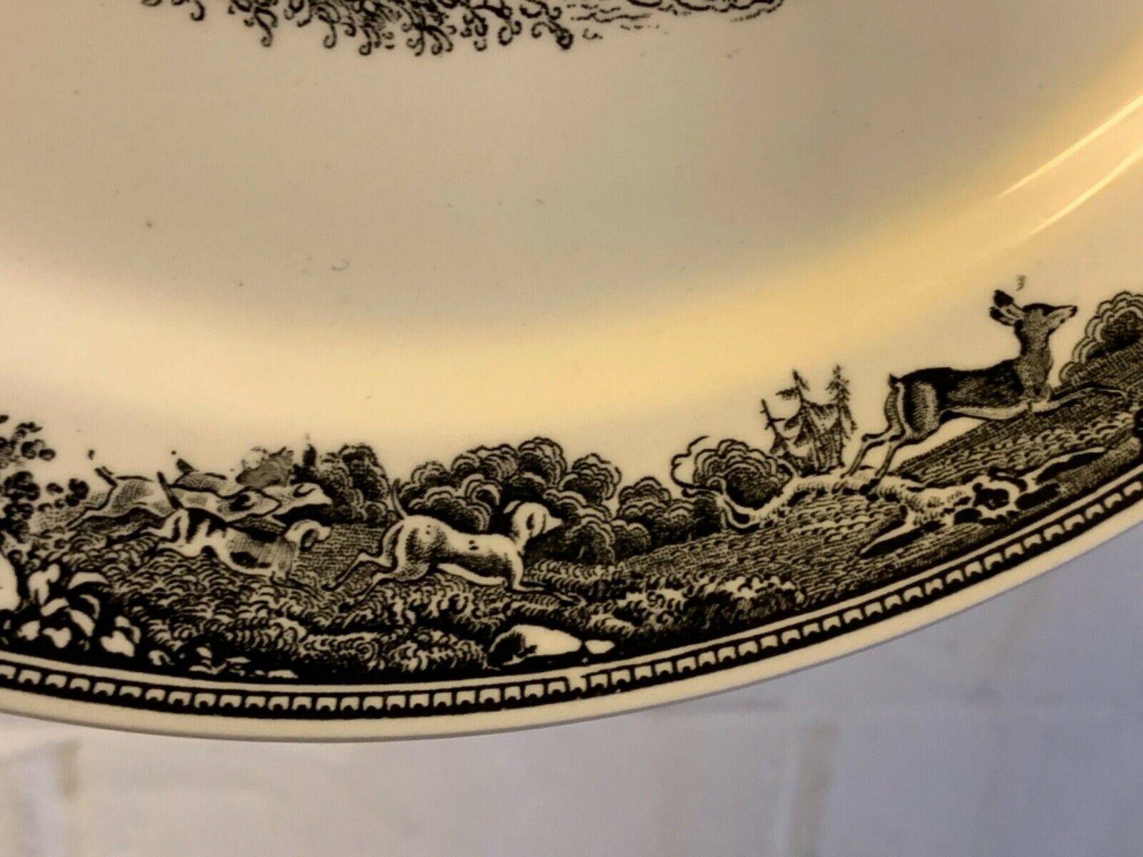 Service of 4 hollow plates Villeroy & Boch, Artemis collection theme "Hunting"