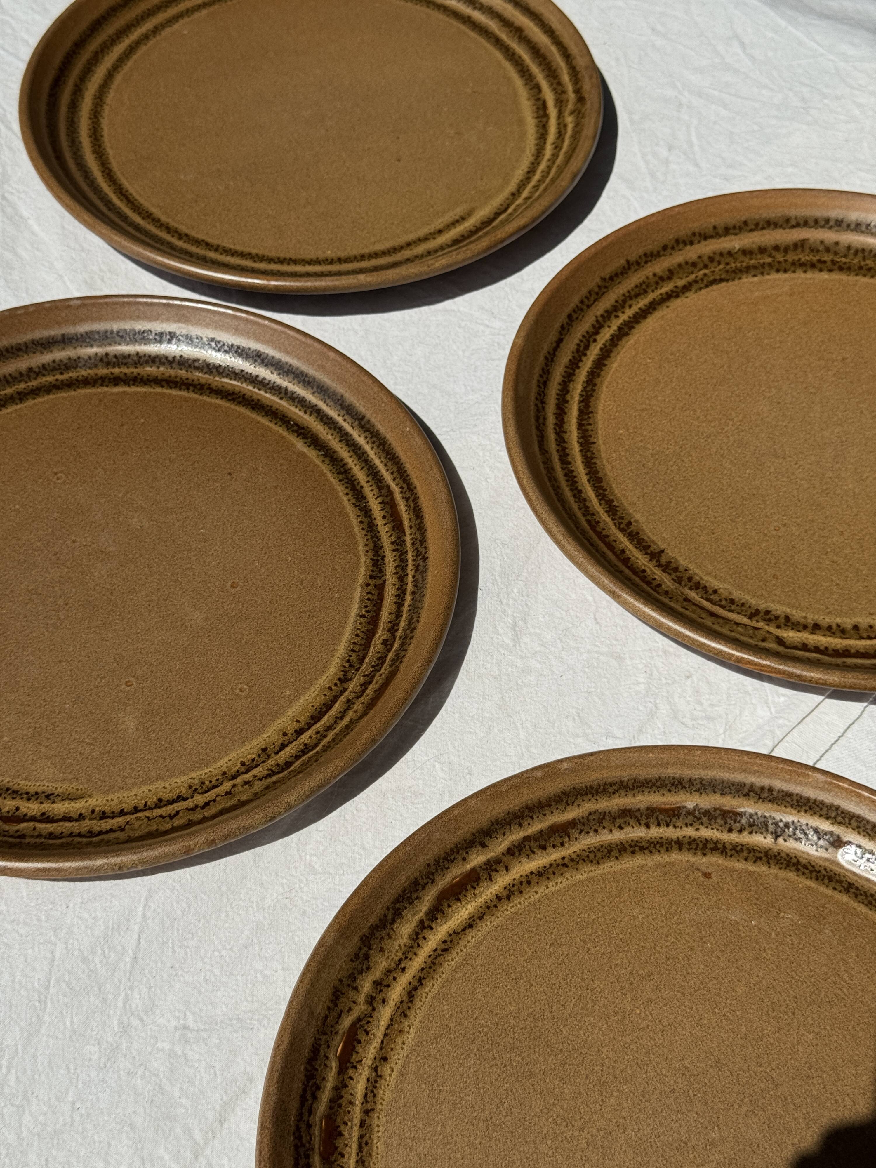 4 assiettes en grès brun