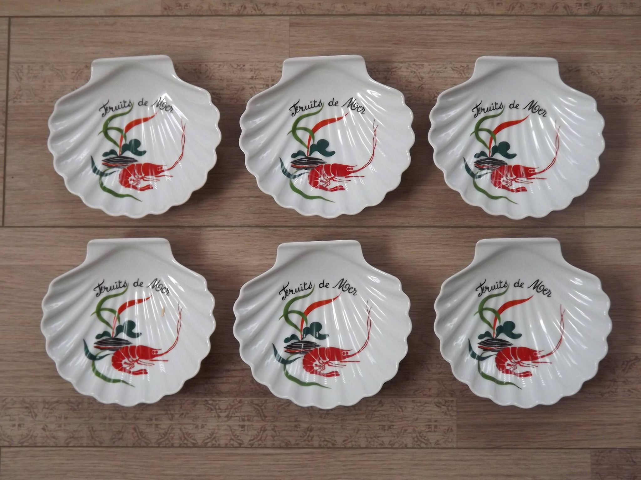 Serving bowls in l'hirondelle scallop shell in a basket 4851