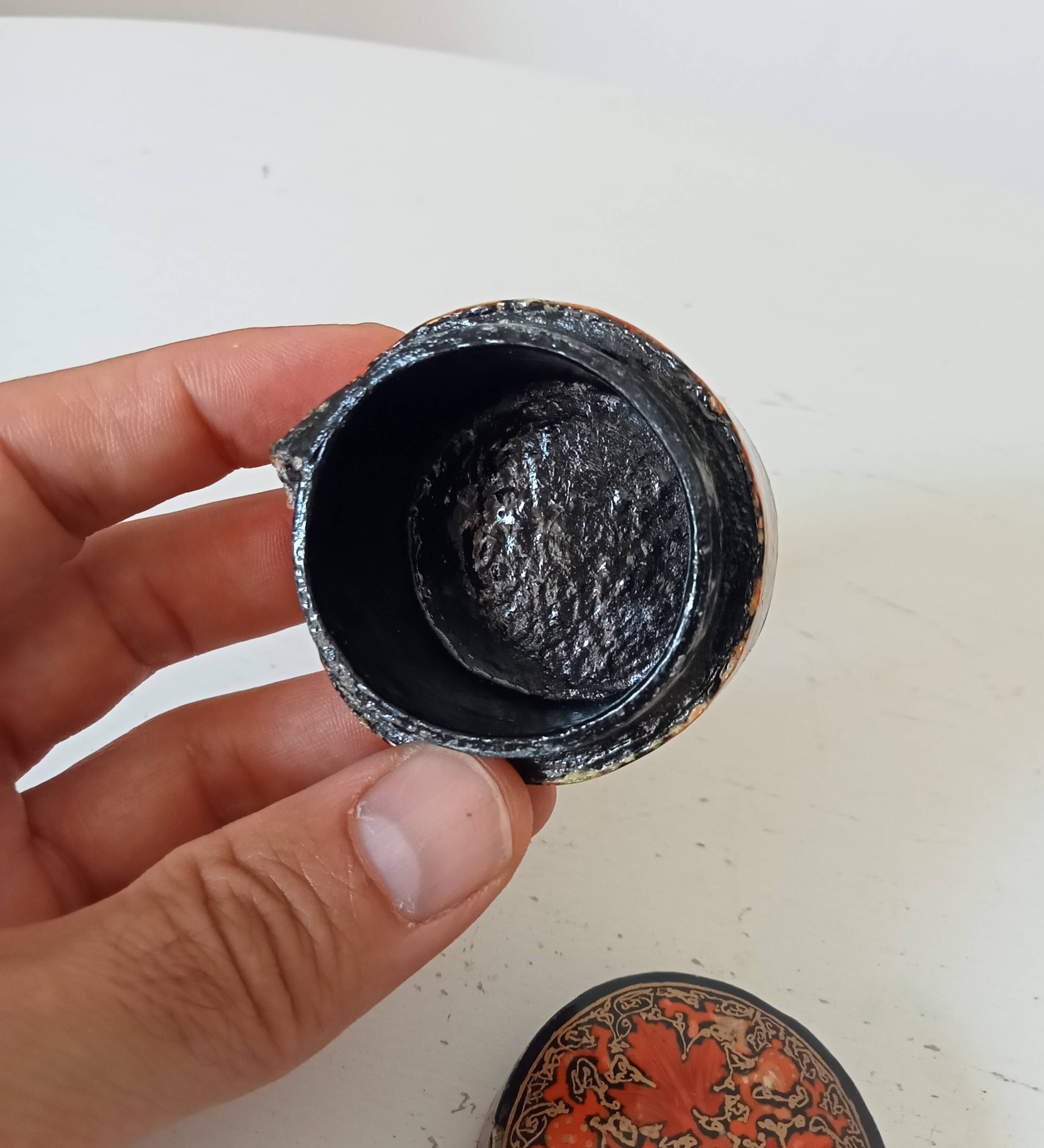 Small antique Kashmiri bonbonnière/pillbox in papier-mâché.