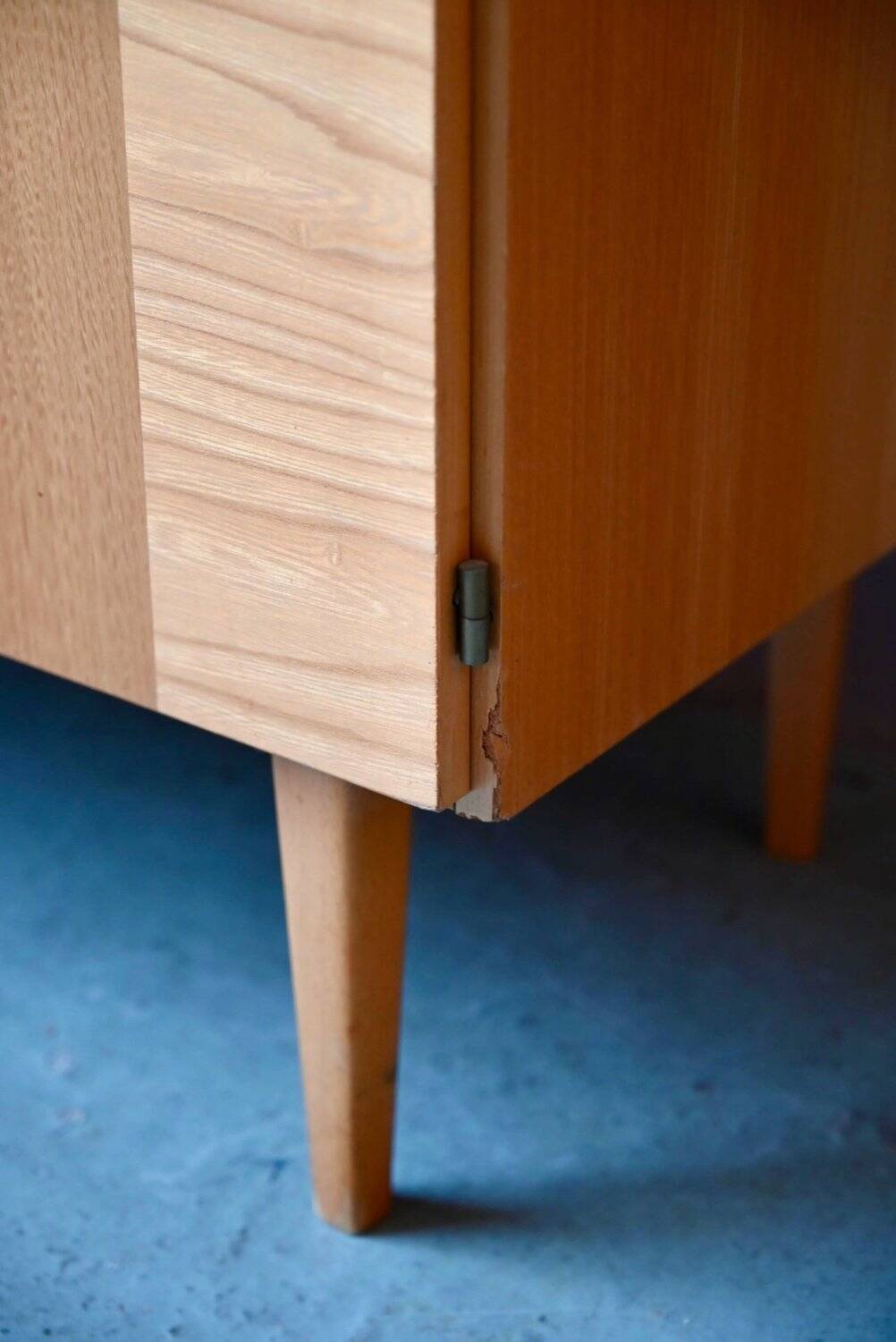 Vintage 1960s shoe cabinet in light wood and chrome metal.