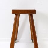 Table d'appoint vintage en bois massif sur roulettes